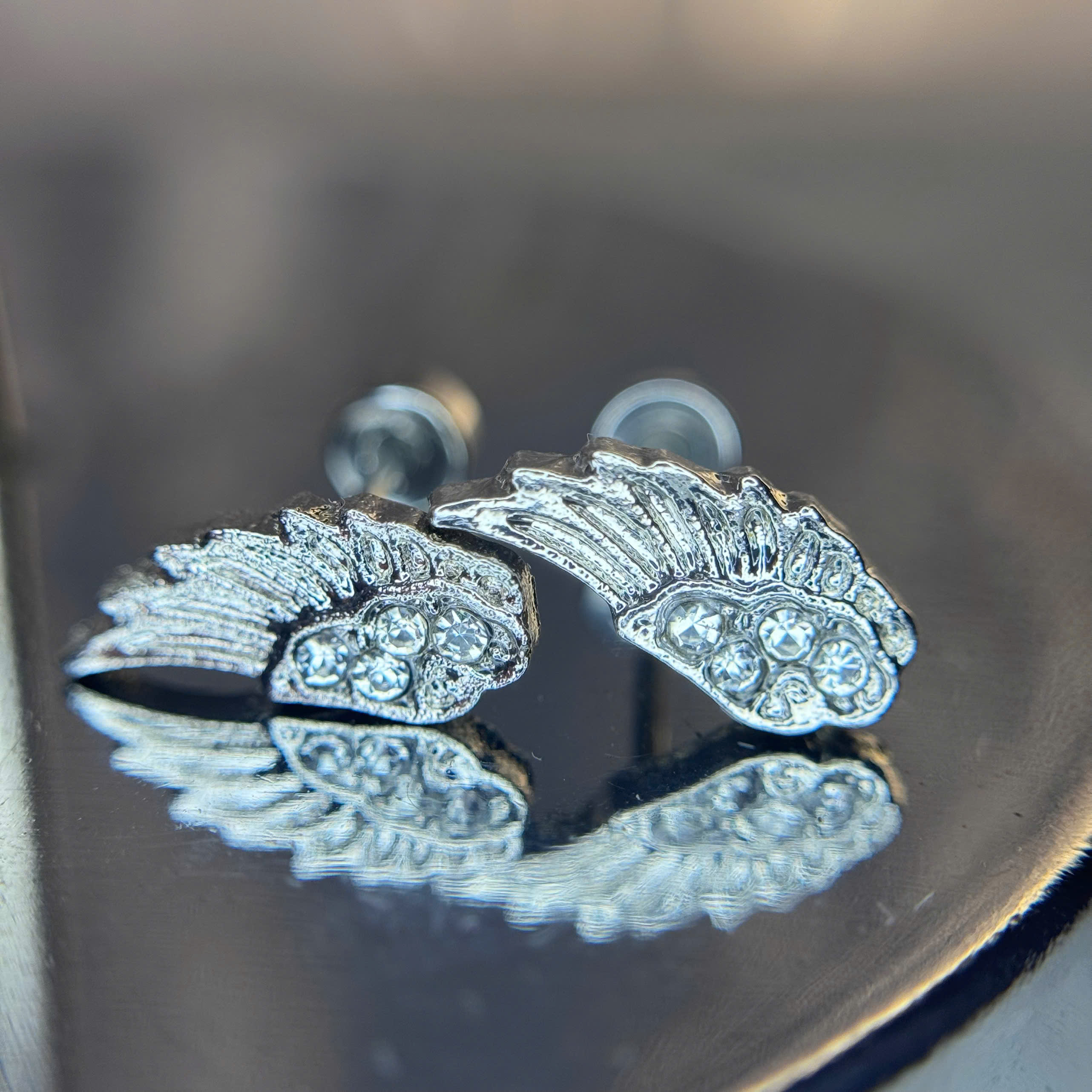 Khuyên kiểu cánh 5 đá bi tai phải