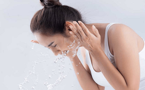 Rửa mặt bằng nước muối sinh lý như thế nào để không hại da?