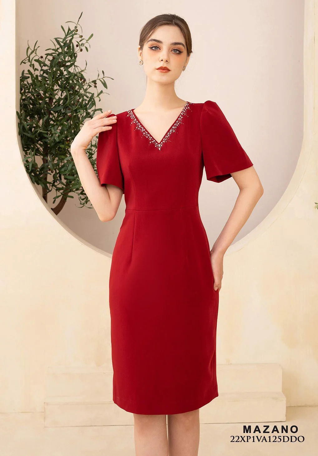 Đầm đỏ ôm cổ V đính đá tay rộng cách điệu