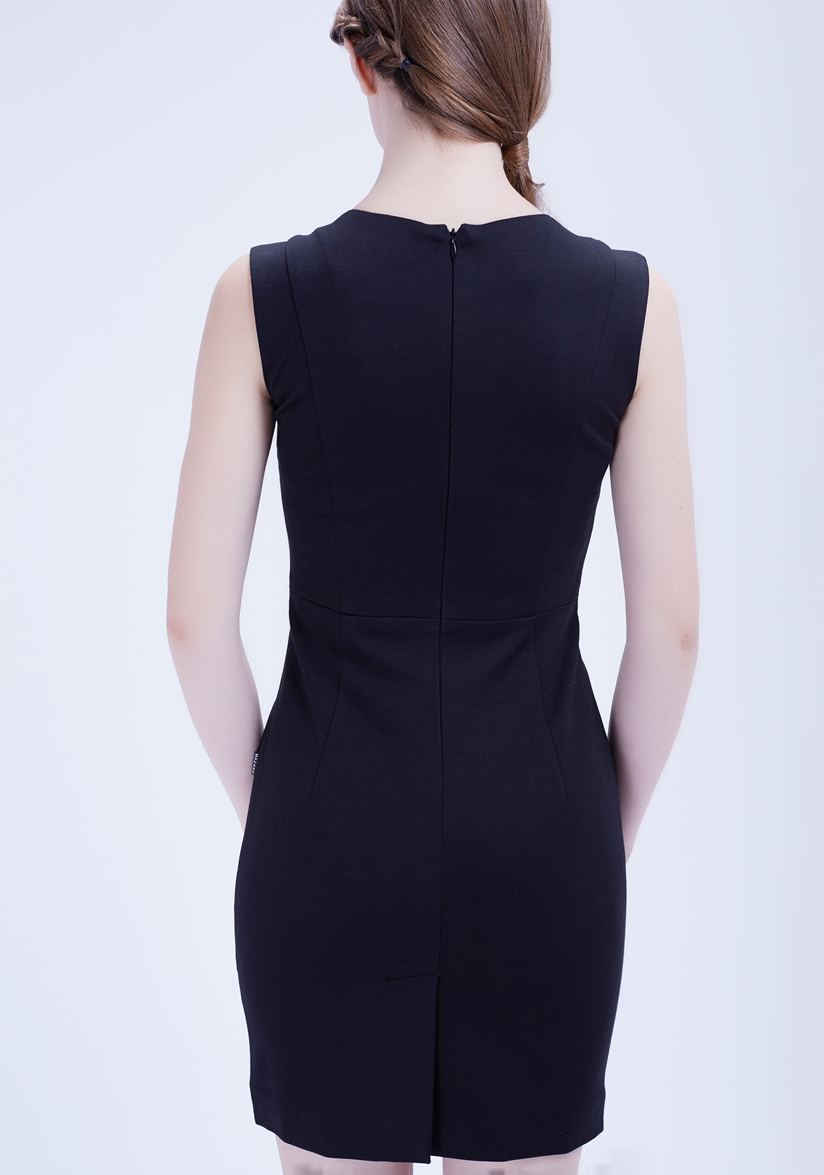 Váy đen cổ tròn sát nách