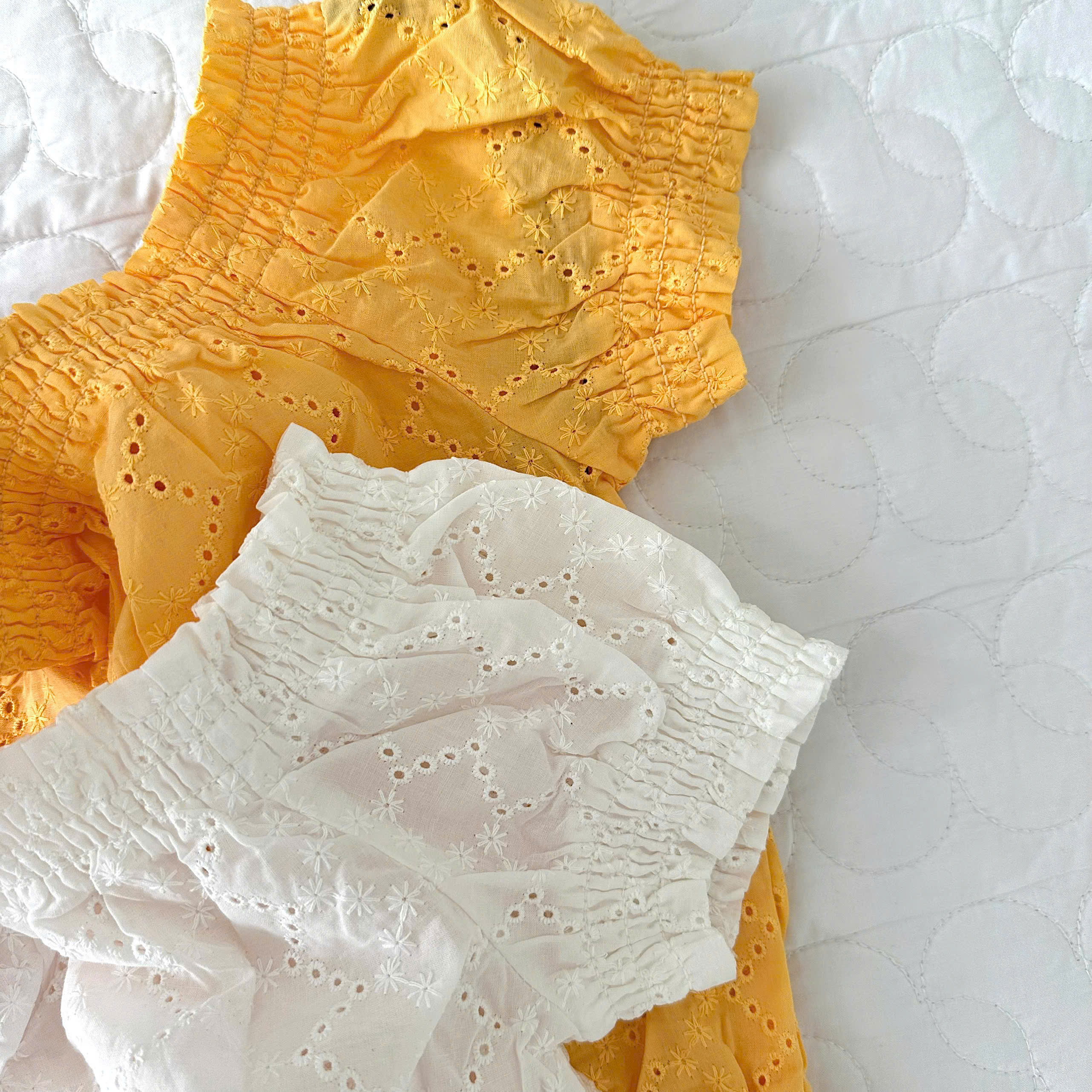 A105 ÁO KIỂU ĐỤC LỔ 2 MÀU_thumbnail_15