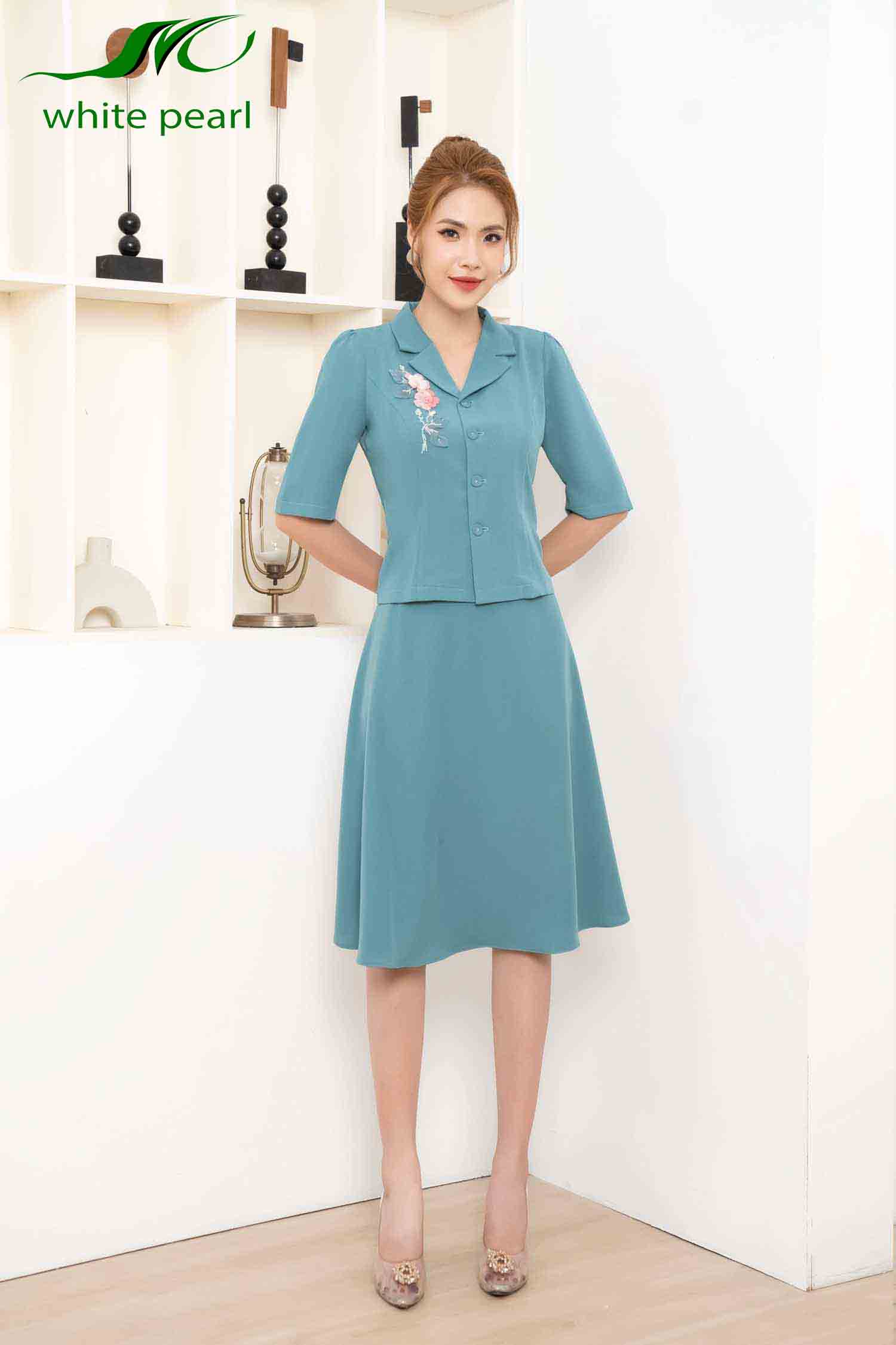 Bộ áo ký giả vạt thẳng theu hoa Ak2352 kèm chân váy xòe CVTT2312 thời trang nữ công sở cao cấp White Pearl_thumbnail_3