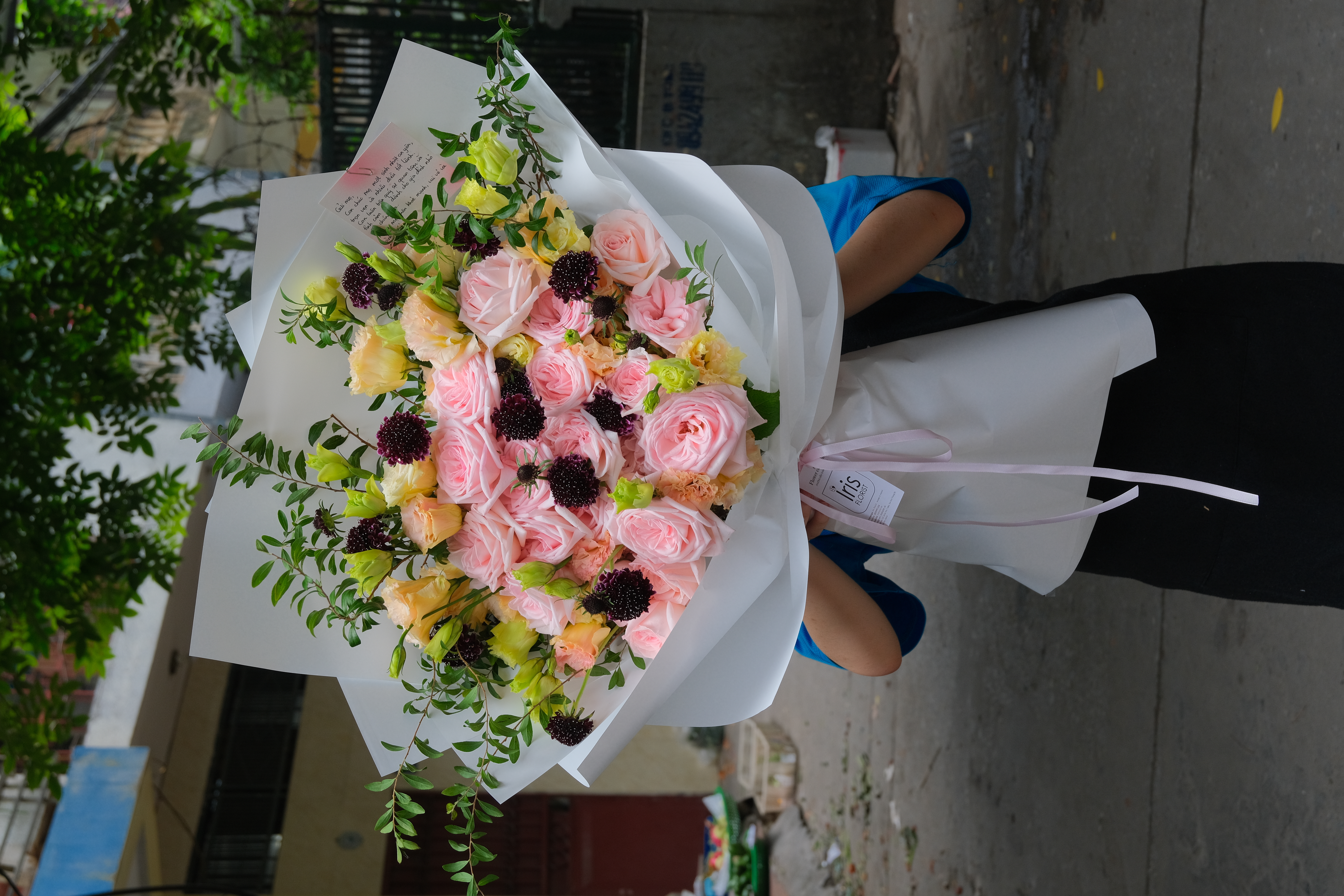 Bó hồng Ohara mix Lan tường kem - Giấy đen - Bó Size L