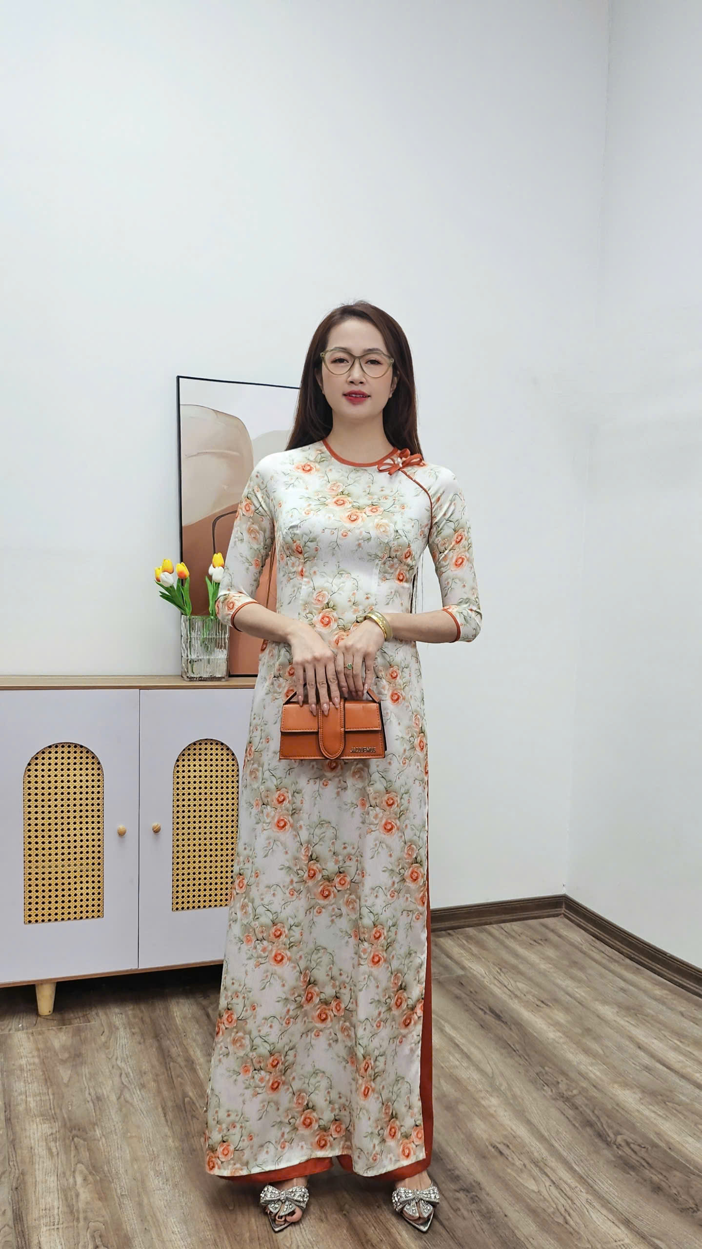 A2862 áo dài gấm vân gỗ cổ khít viền nâu tay lỡ nền trắng hoa cam