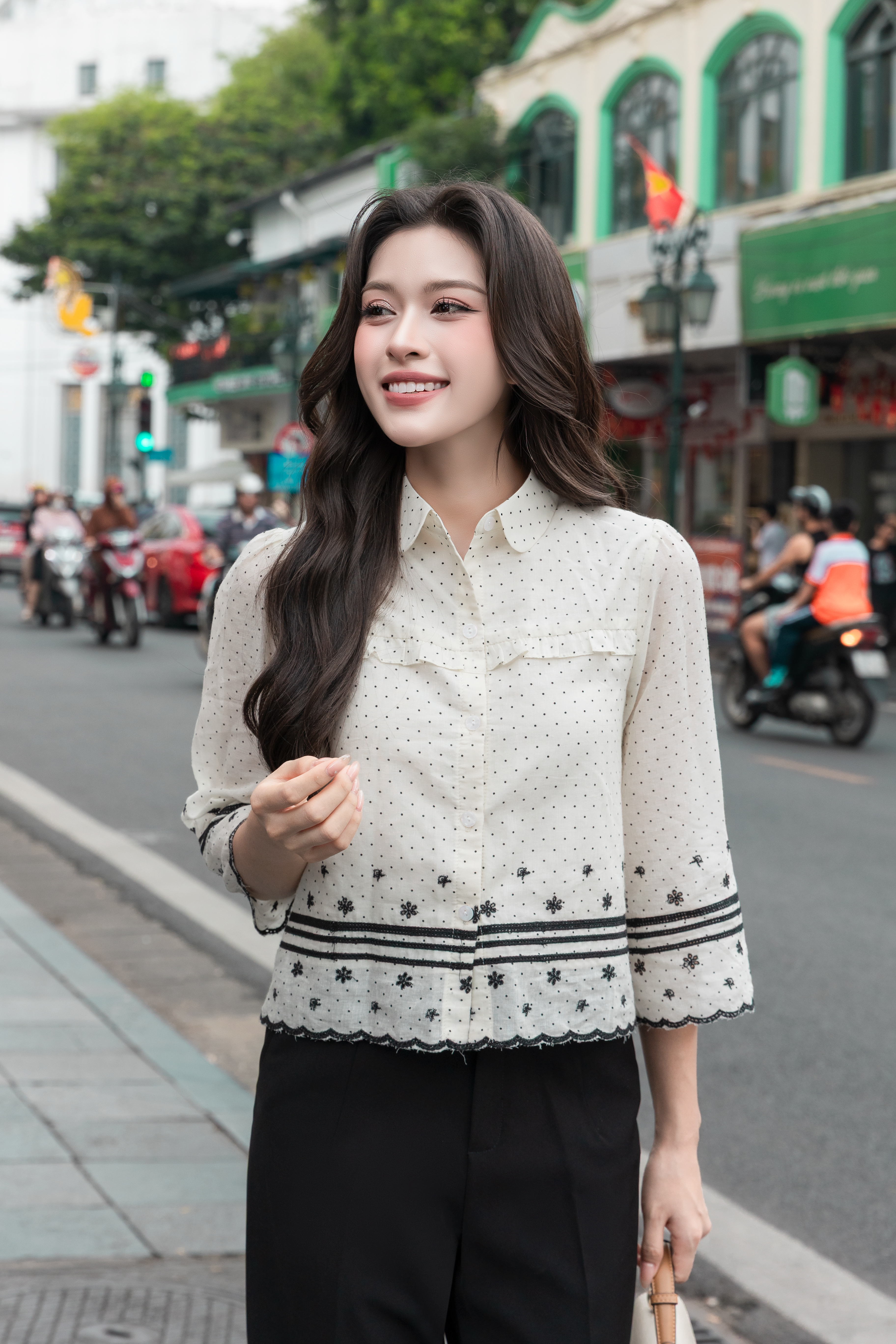 Áo sơ mi chấm bi kem A4210