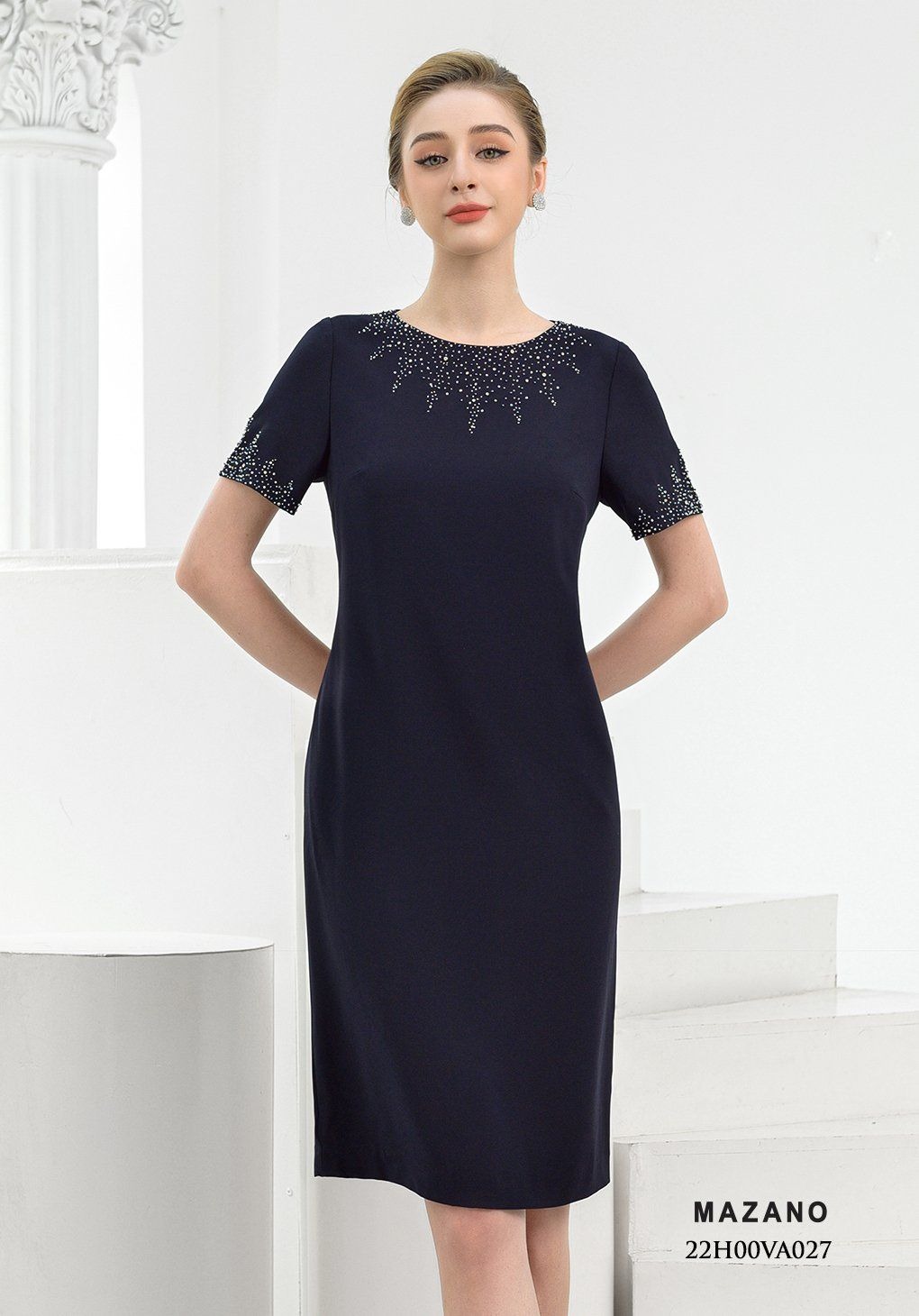 Đầm suông xanh đính đá cổ tay cách điệu