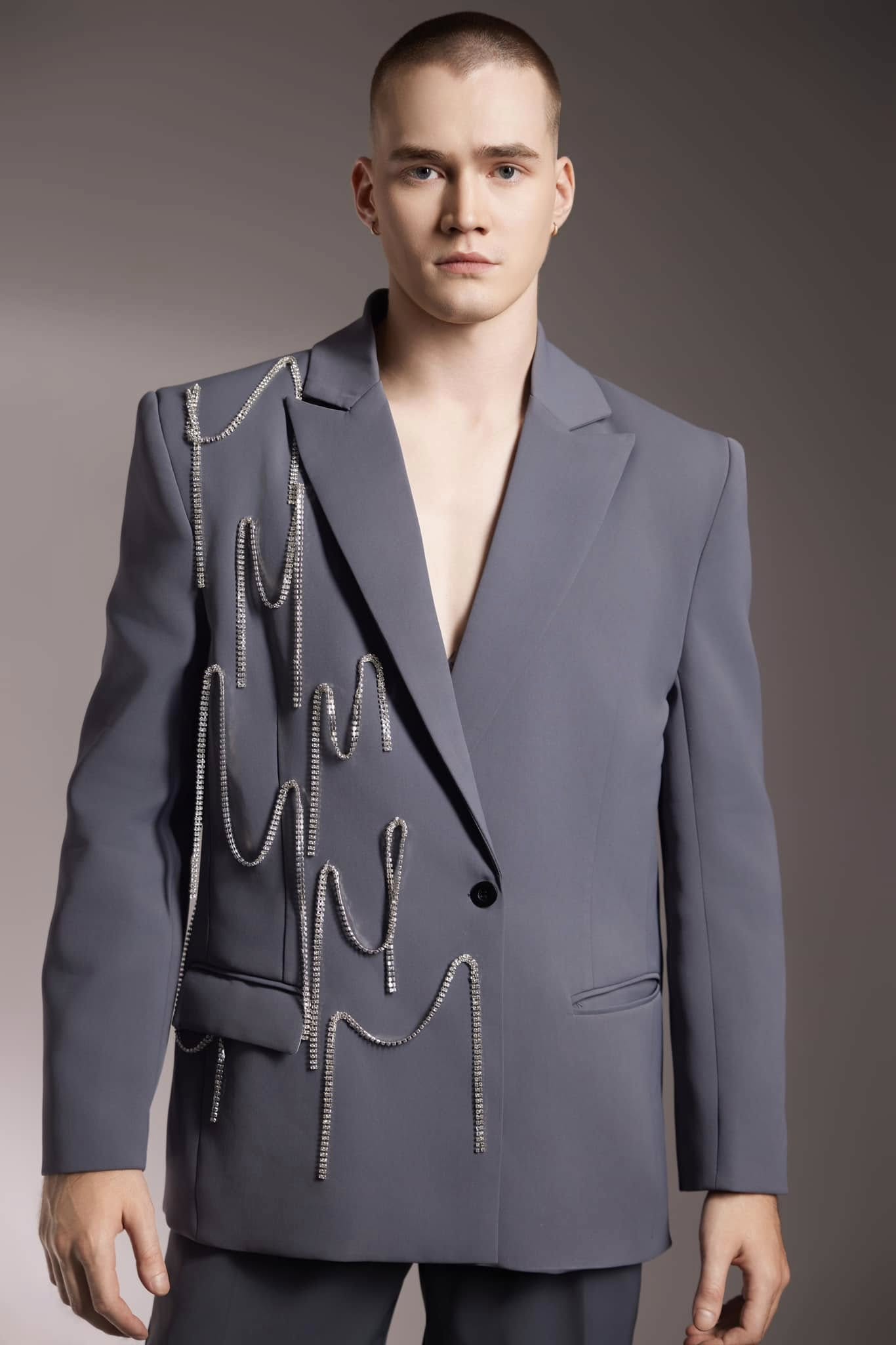 Suit xám đính pha lê – Tinh tế & hiện đại