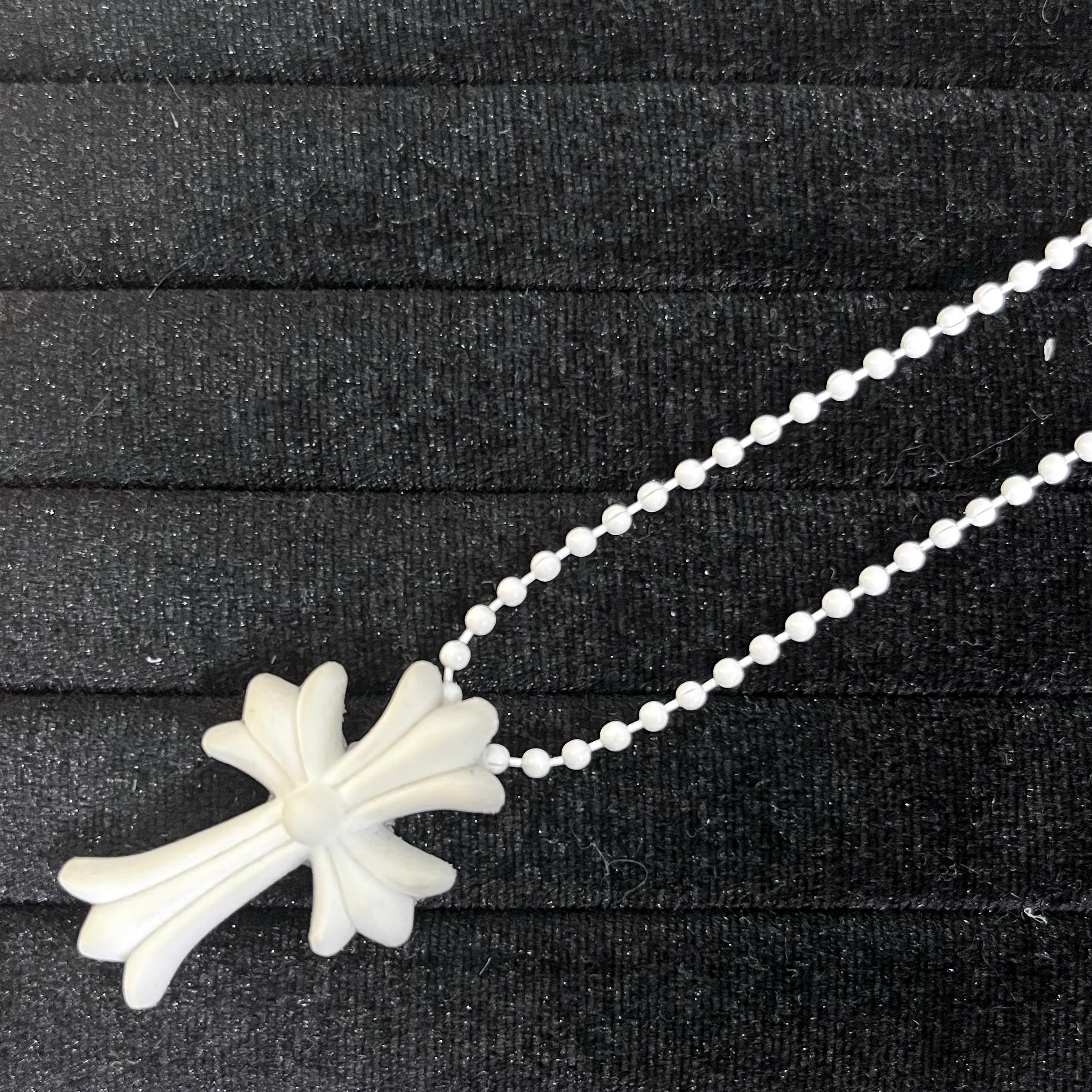 vòng cổ mặt thánh giá to nhựa trắng 65cm_thumbnail_3