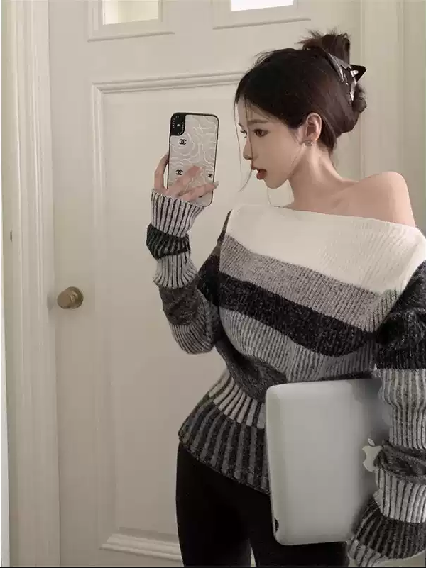 Áo len trễ vai kẻ sọc xám trắng – Phong cách thời thượng