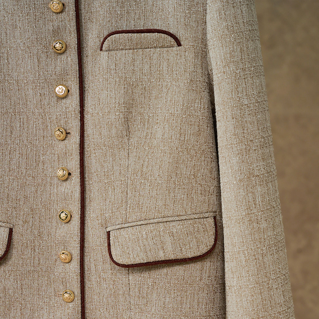 Bề mặt vải sần nhẹ giúp chiếc blazer giữ được chiều sâu thị giác