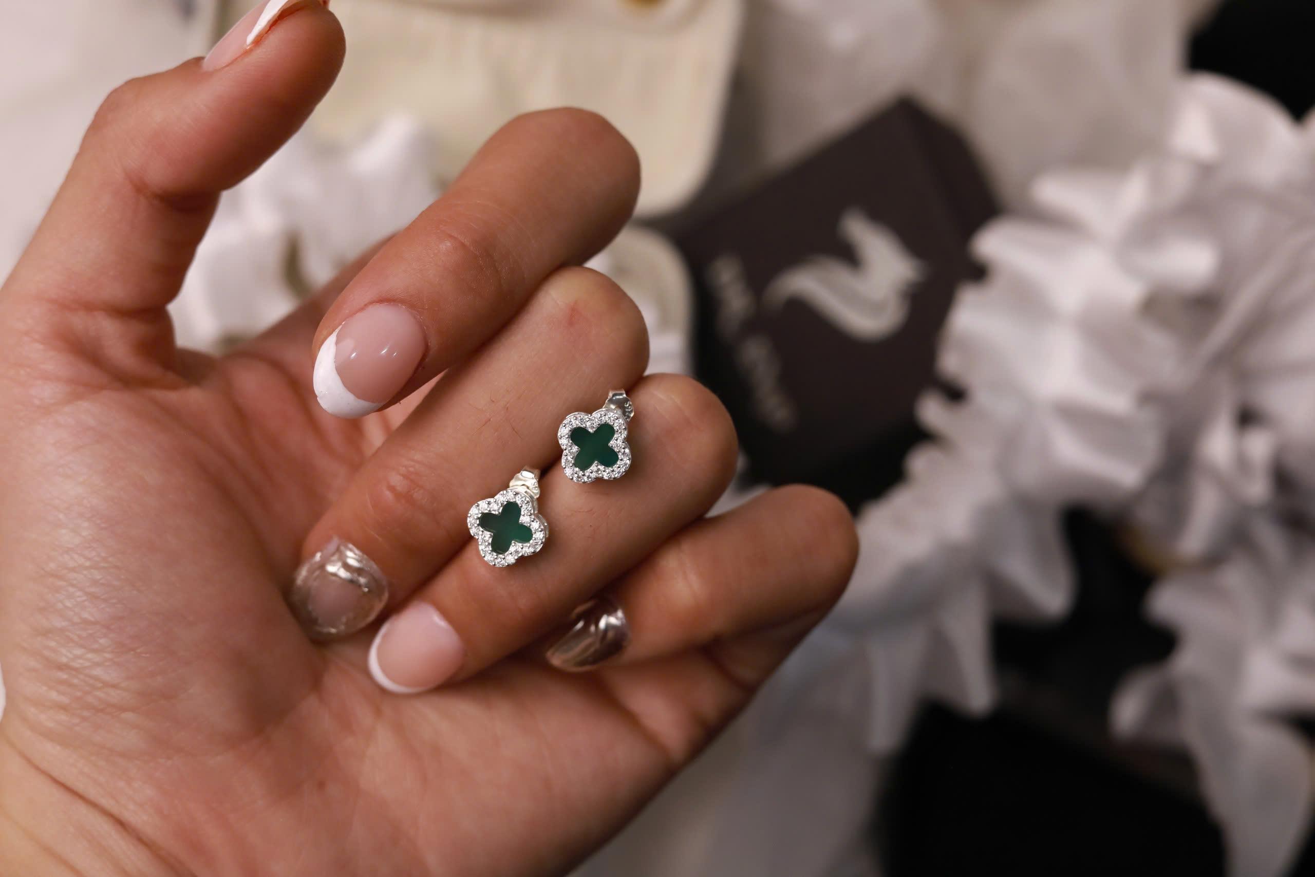 Khuyên kiểu bạc cỏ 4 lá xà cừ xanh lá viền đá xi bạch kim_thumbnail_3