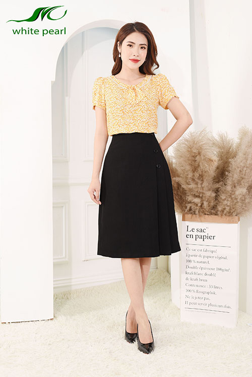 Chân váy dáng xòe 3 ly trước thời trang công sở White Pearl