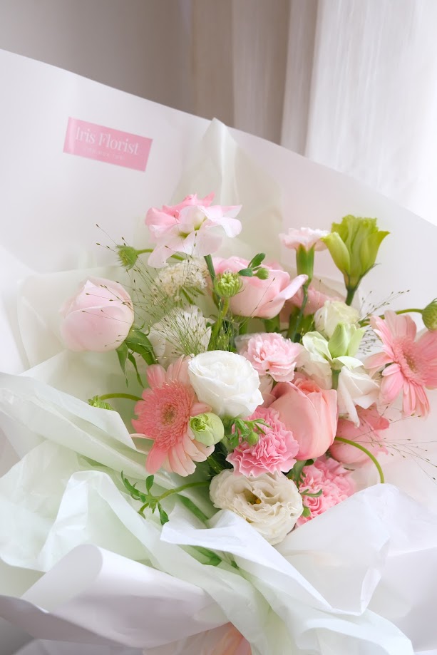Bó hoa tone hồng pastel - gói giấy Hàn Quốc
