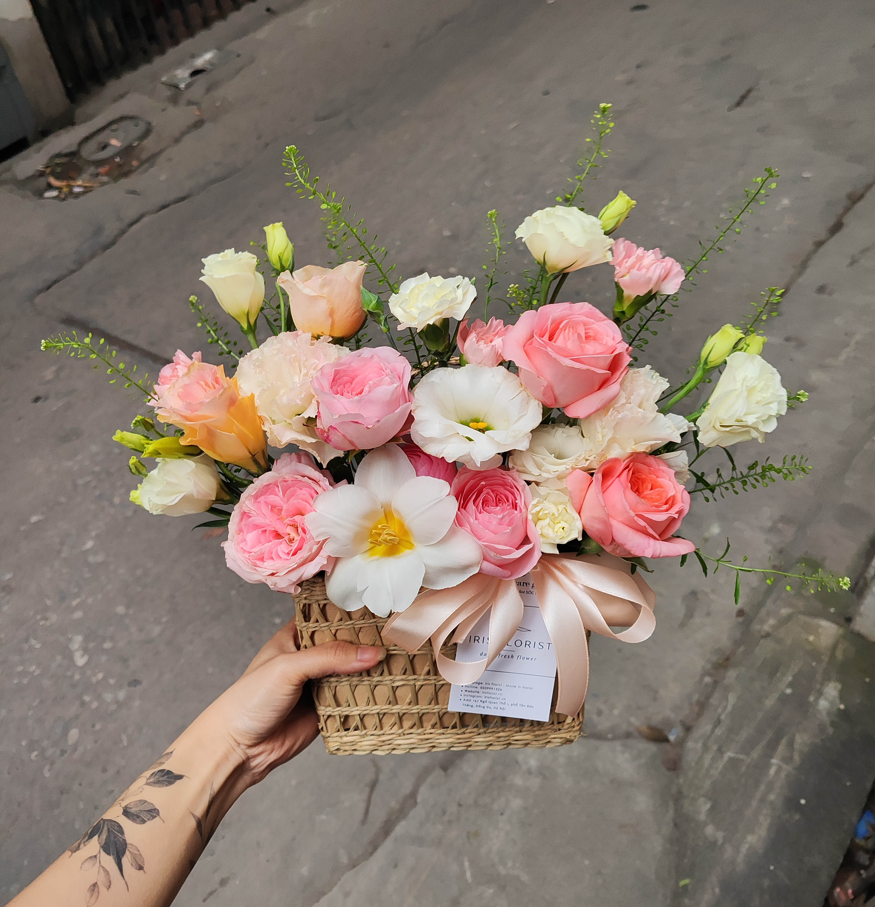 Giỏ hoa nhỏ xinh tone Cam Hồng mix tulip