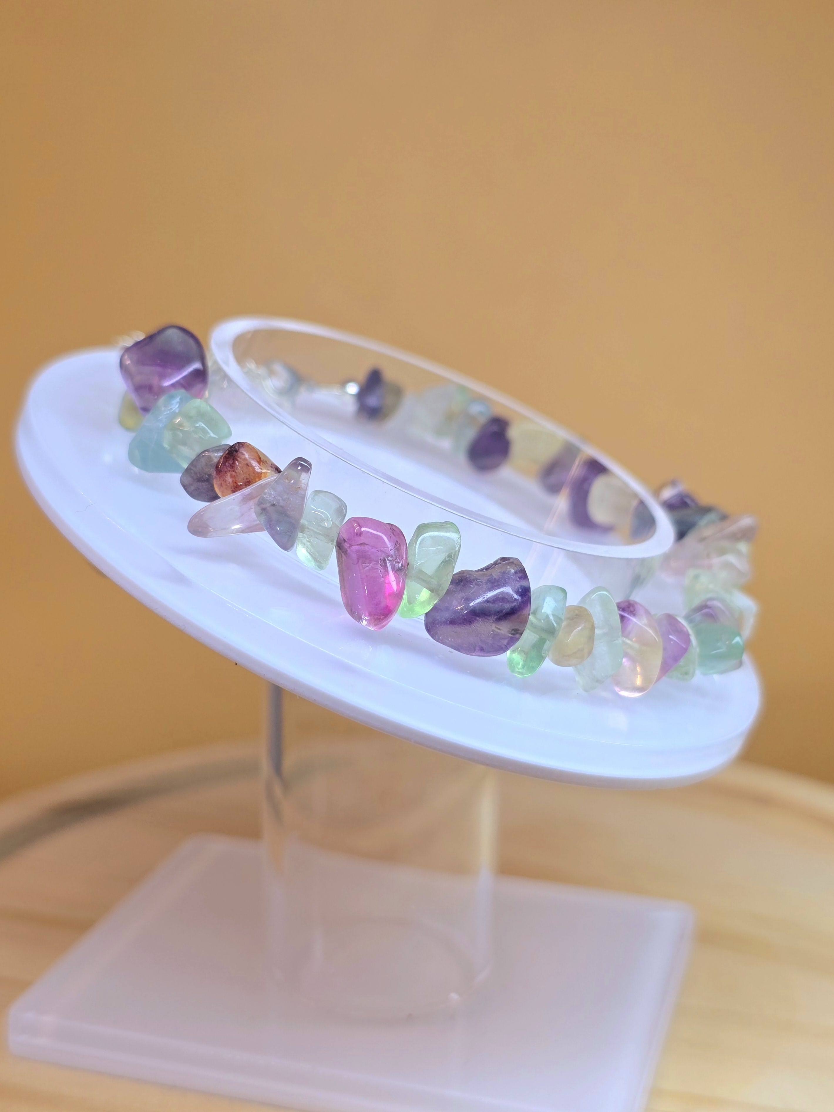 Vòng Hạt Chips Fluorite Đa Sắc Với Móc Khóa Hợp Kim Không Rỉ