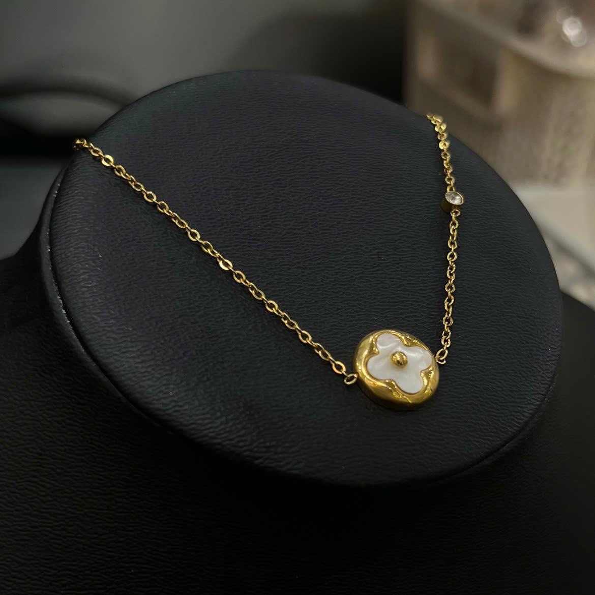 vòng tay titan vàng charm tròn khắc hoa bốn cánh trắng_thumbnail_3