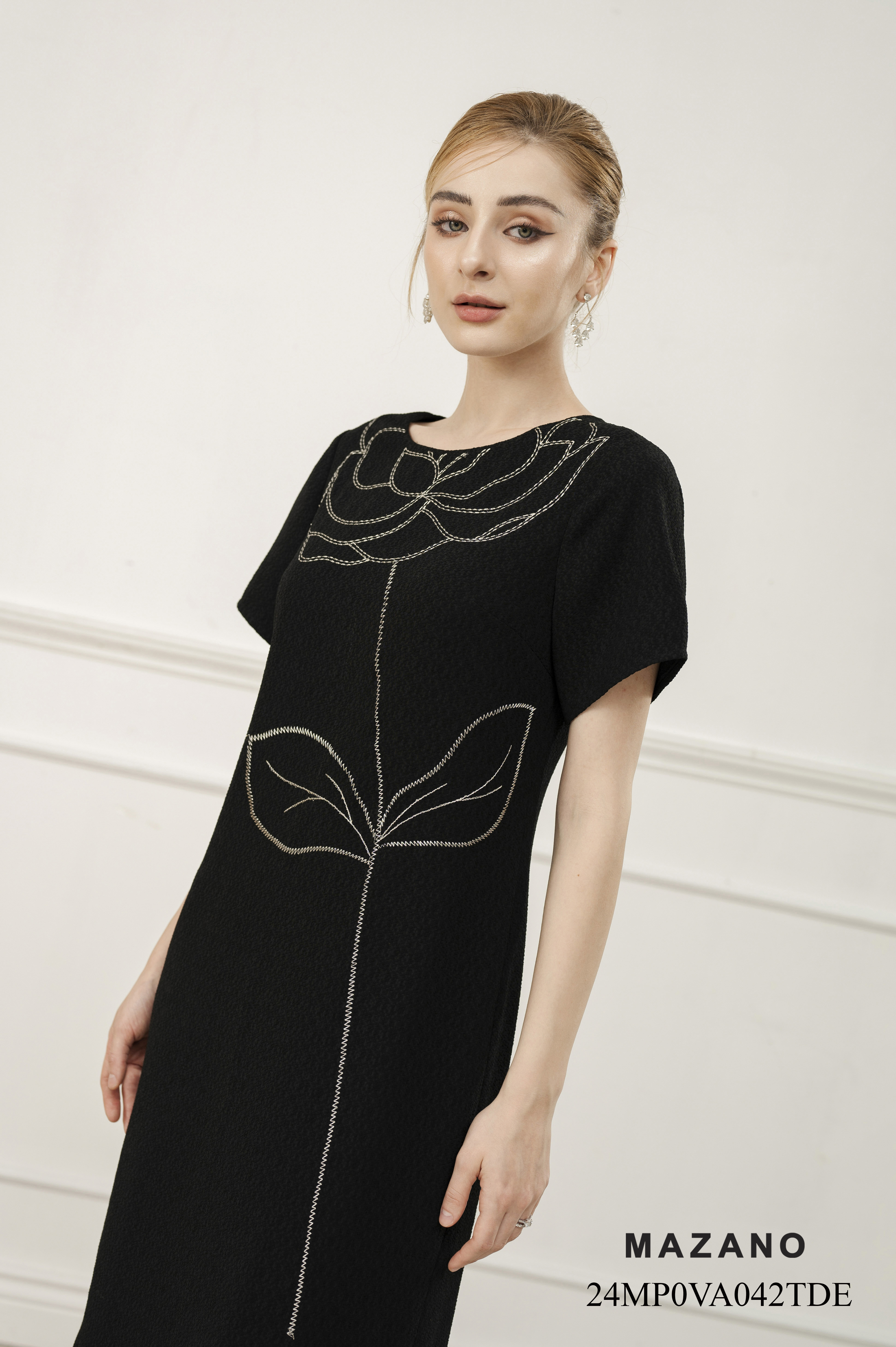 Đầm đen suông A nhẹ thêu hoa bố cục trang trí