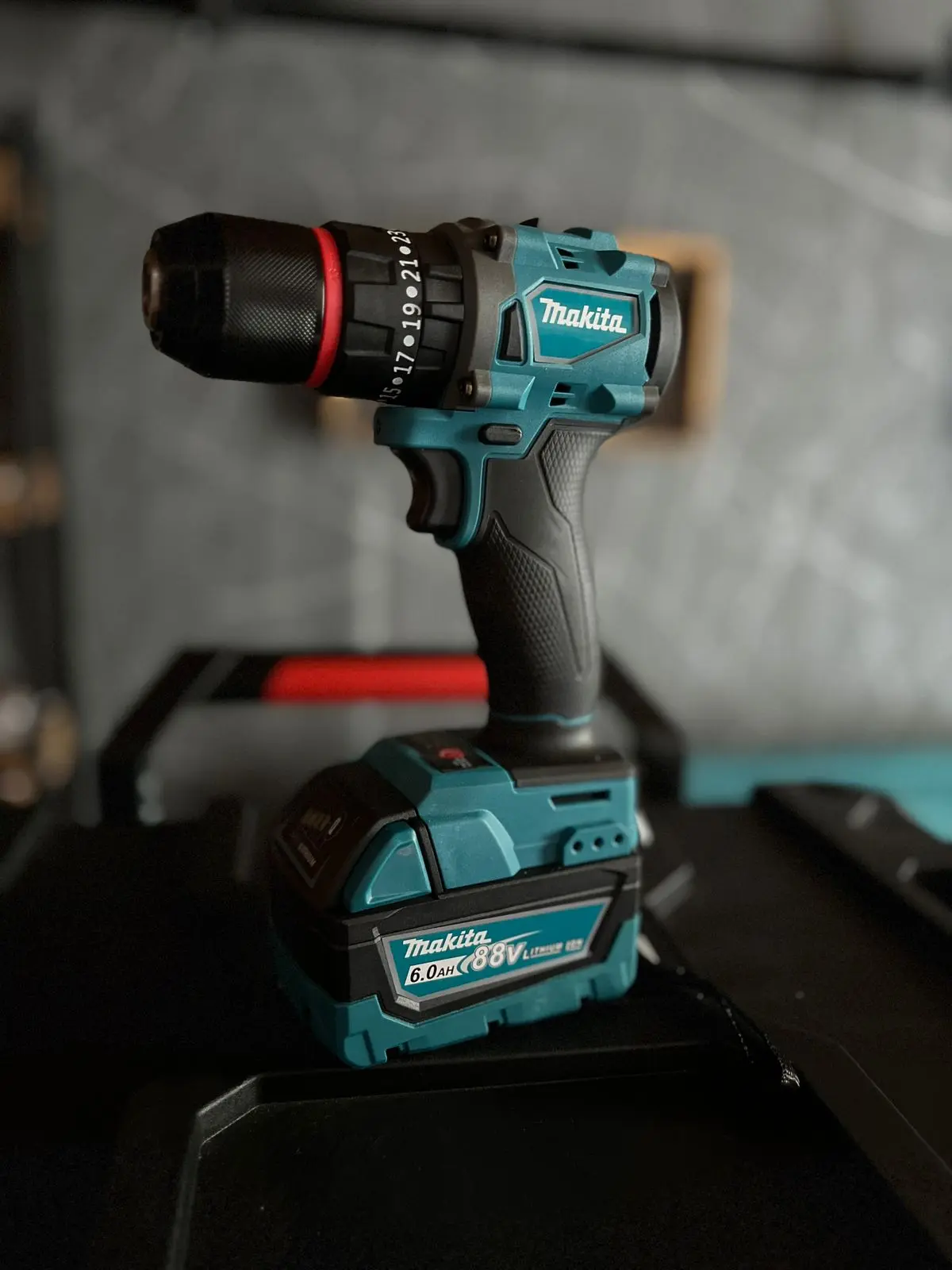 Taladro Atornillador Inalámbrico Makita 88V Brushless + Kit de Accesorios