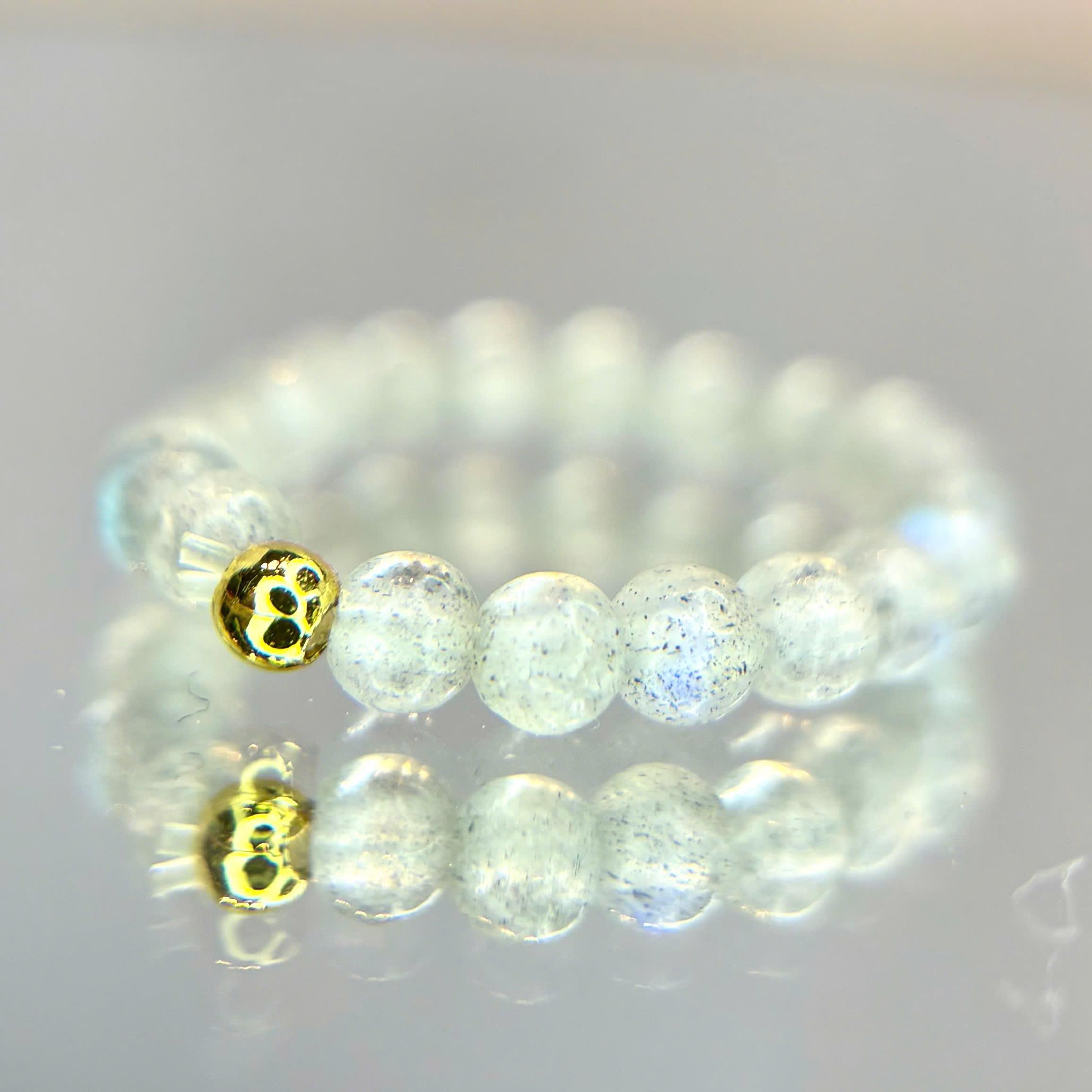 Nhẫn kiểu phong thuỷ đá topaz.