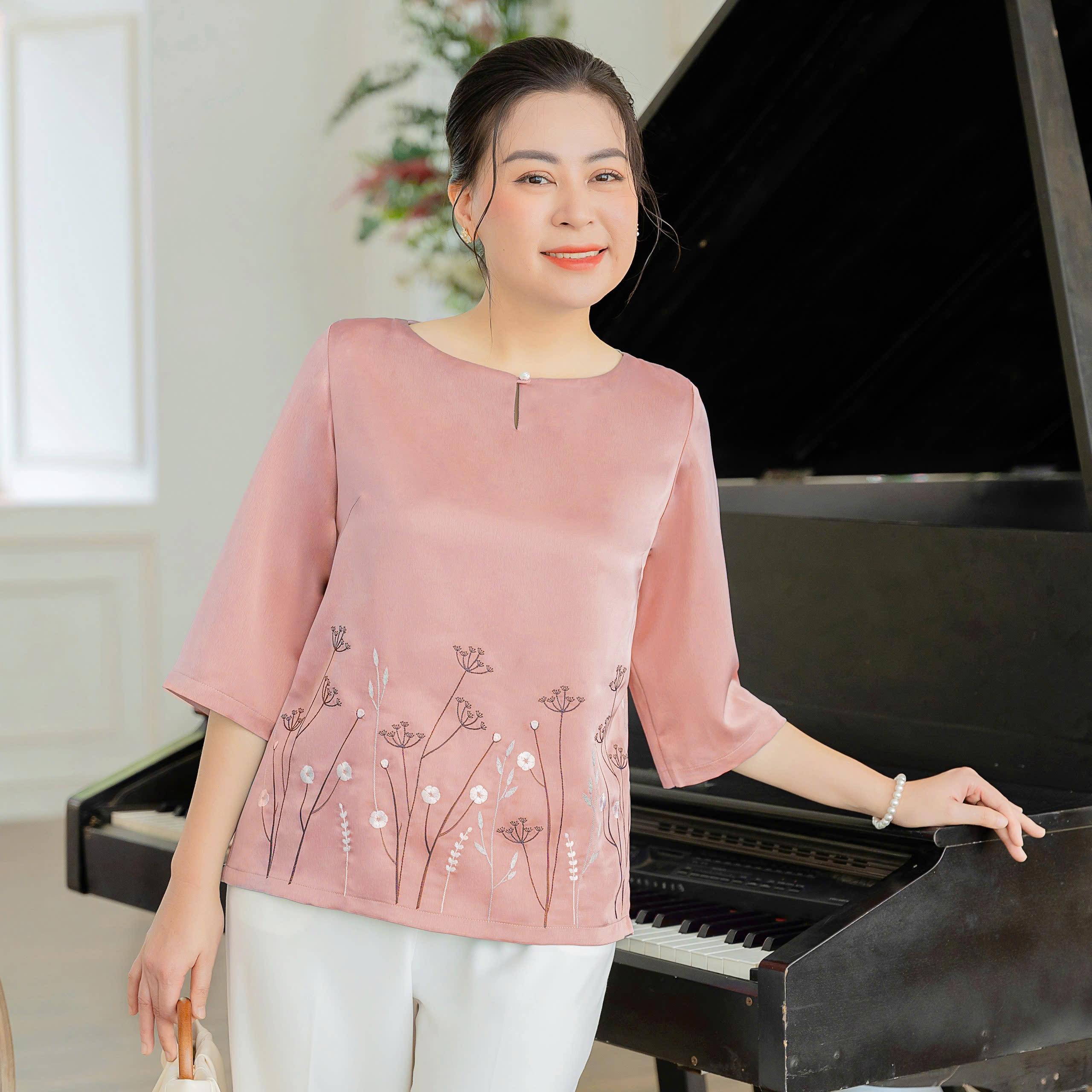 GUMOM - Áo Kiểu Trung Niên U50 U60 Cao Cấp Cổ Tròn Tay Lỡ Thêu Hoa Đính Nút Sang Trọng Cho Nữ - Women Nhung Kem Xanh Nho Tua Rua Top Voi_thumbnail_7