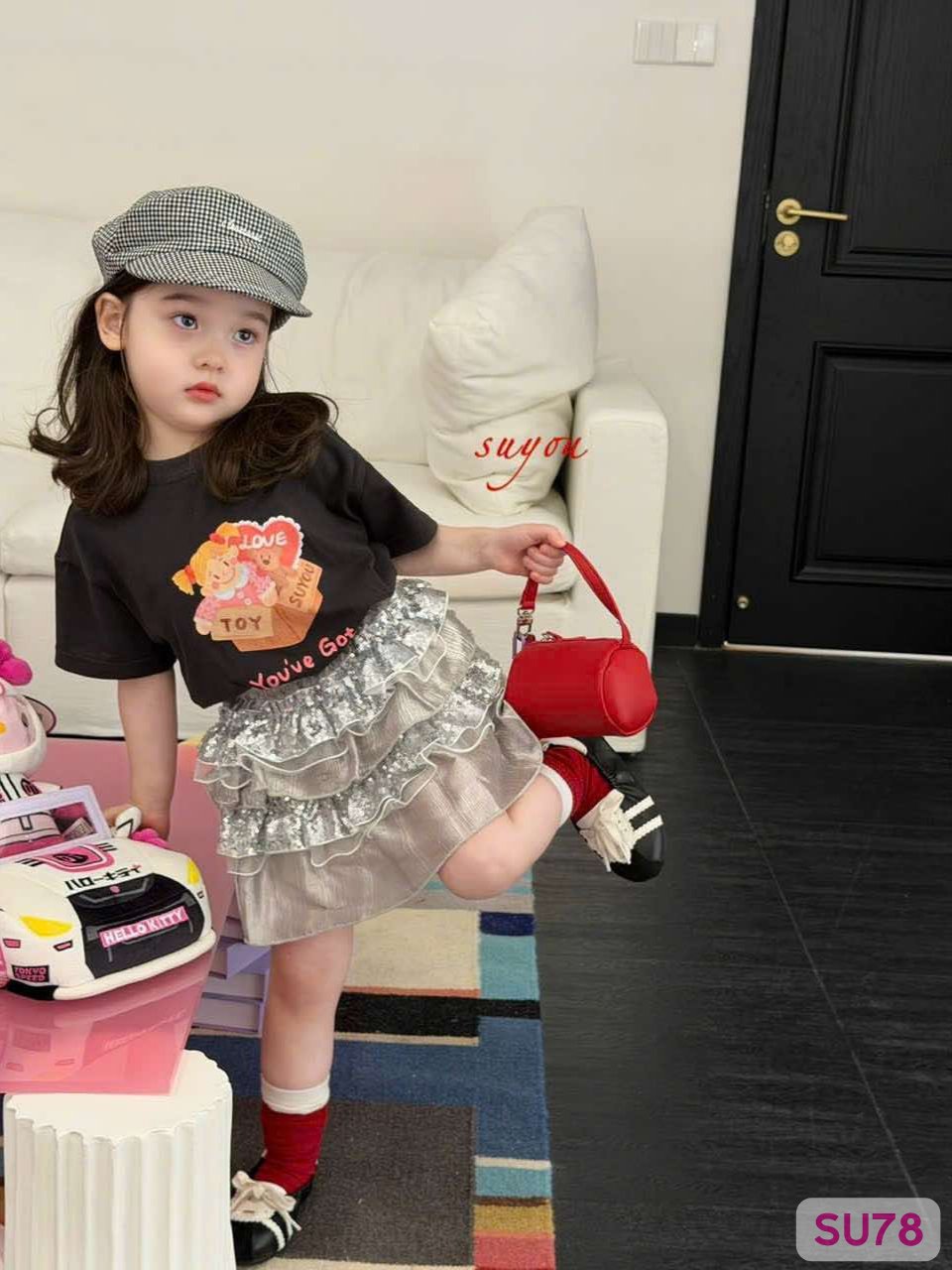 SU78 - Áo thun màu đen in hình búp bê hãng Suyou