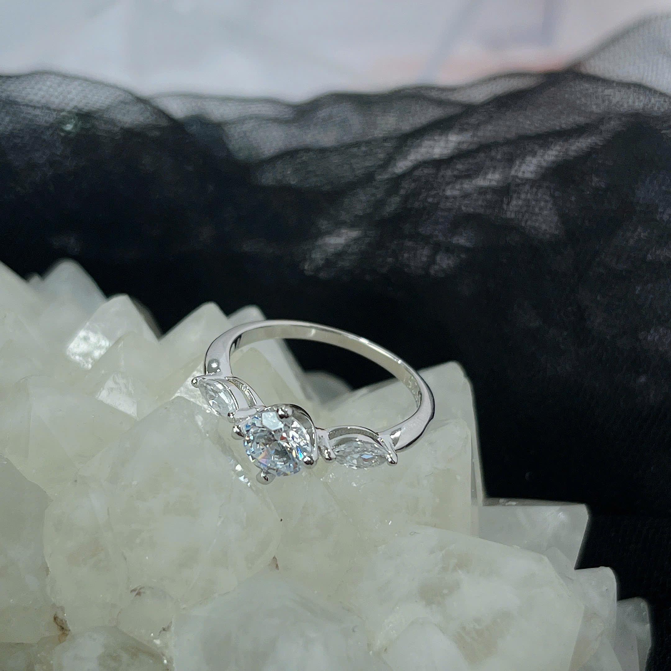 Nhẫn bạc 3 đá size 6