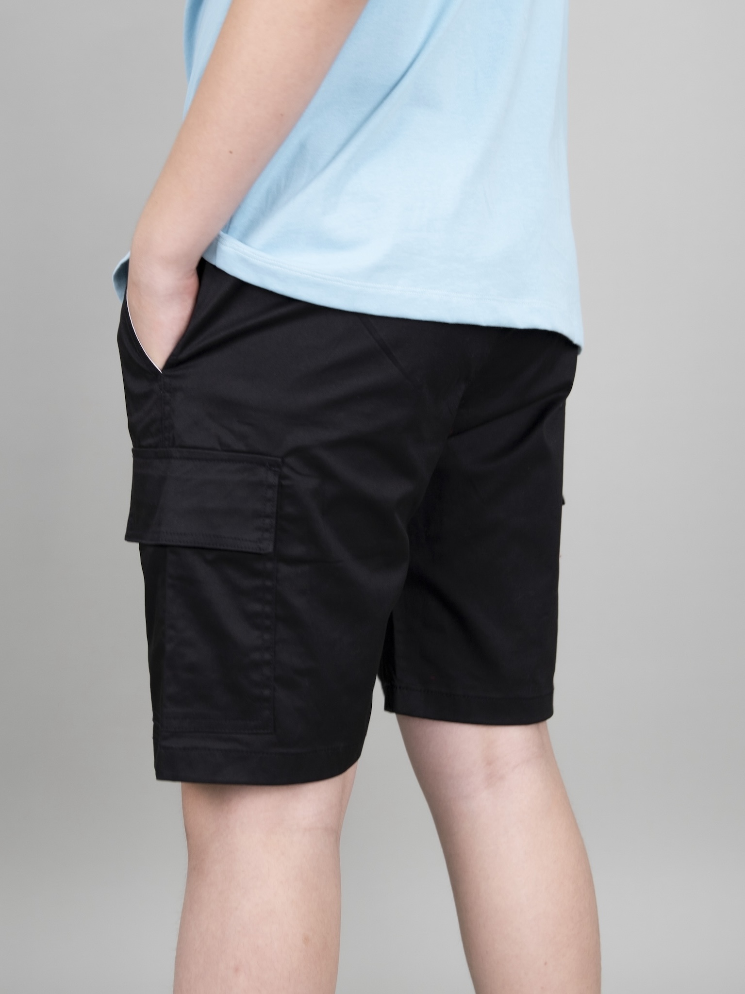 Quần short kaki túi hộp màu đen_thumbnail_1