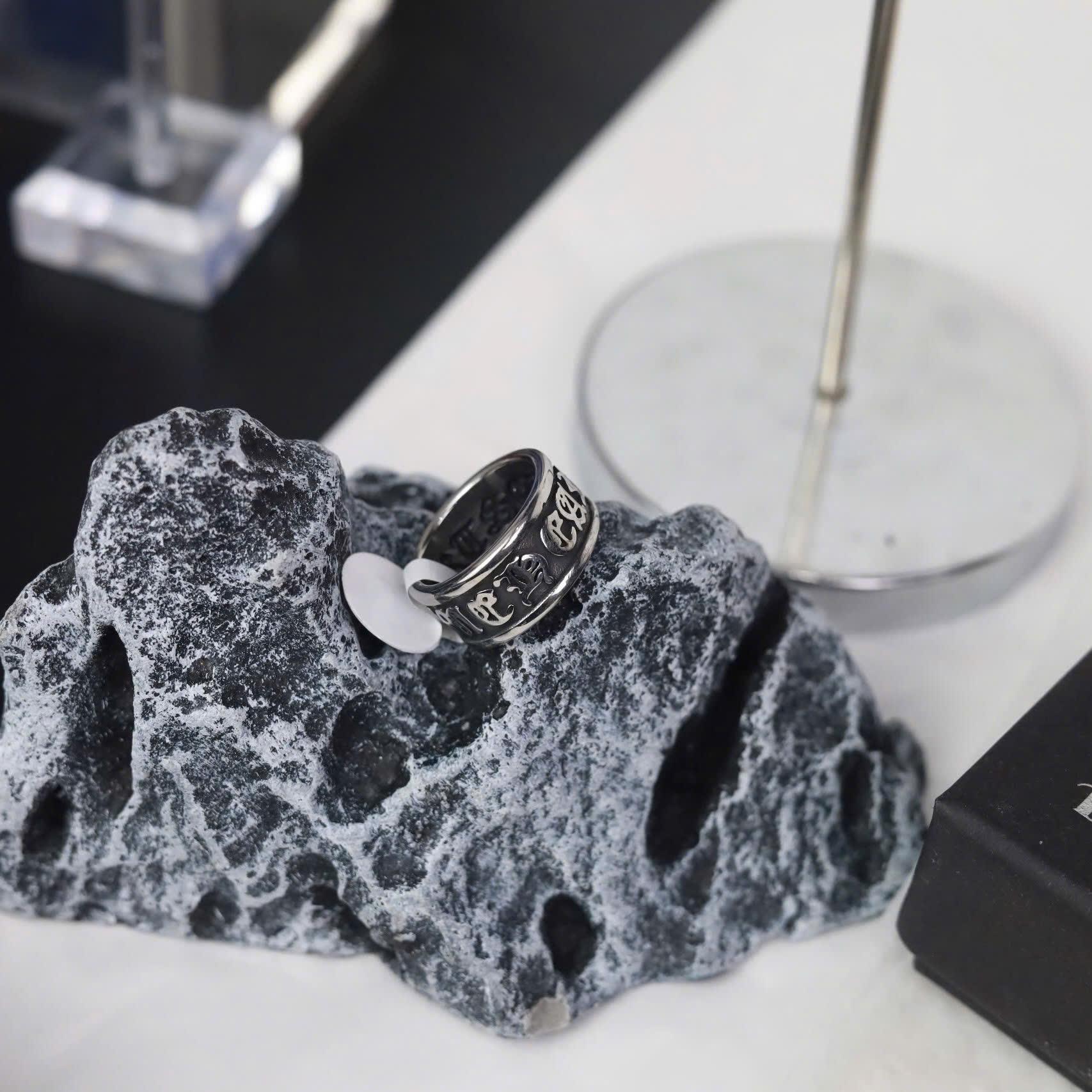 Nhẫn kiểu chrome heart bản nhỏ chữ nổi_thumbnail_1