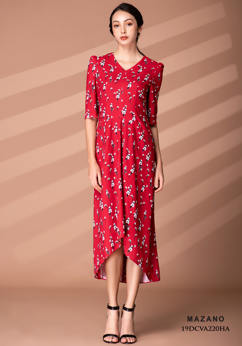 Đầm đỏ họa tiết hoa trắng tay bồng