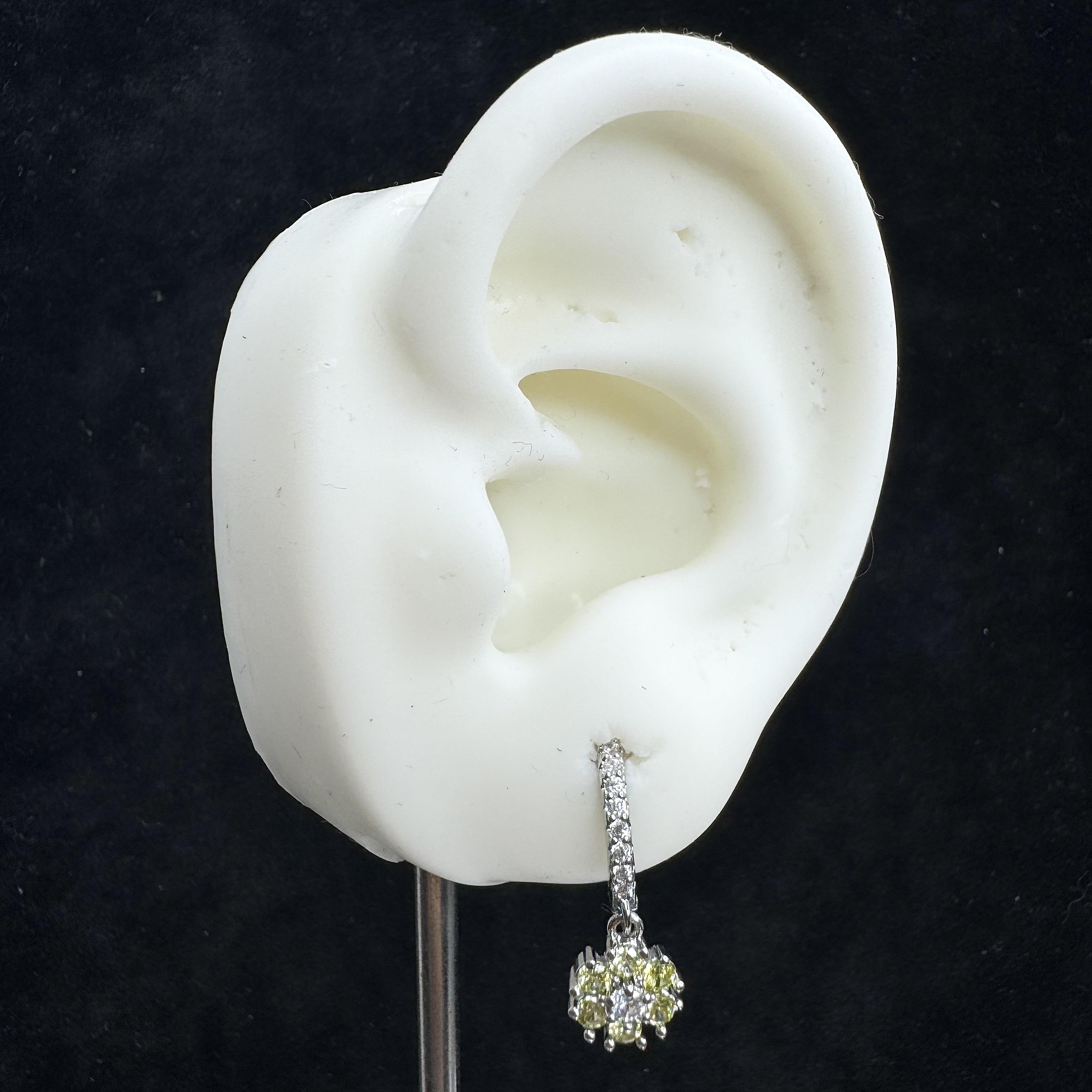 Khuyên vòng kiểu hoa xanh nhuỵ trắng