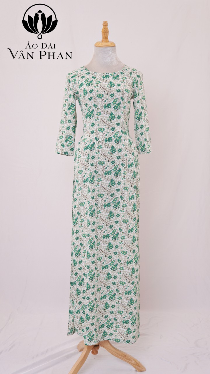 A2024 áo dài hàn châu tròn lỡ nền xanh bơ nhạt hoa xanh lá