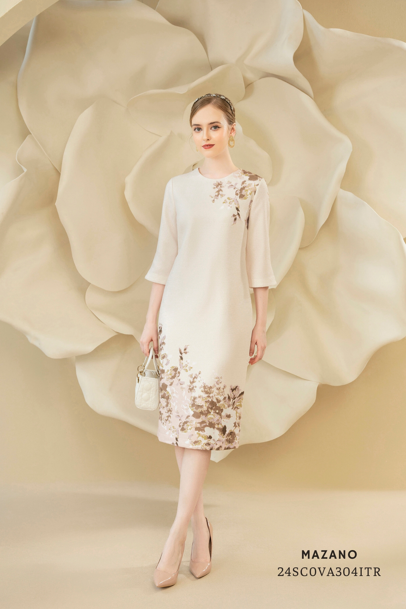 Váy Đầm Suông Vải thô mặt gấm Hoạ tiết hoa cách điệu Cổ tròn Tay lỡ Dài qua gối - giống mã 24SC0VA206ITR