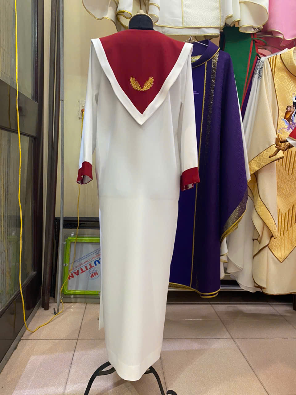 Áo ca đoàn (yếm thêu Thánh Giá+ lá vạn tuế)_thumbnail_1