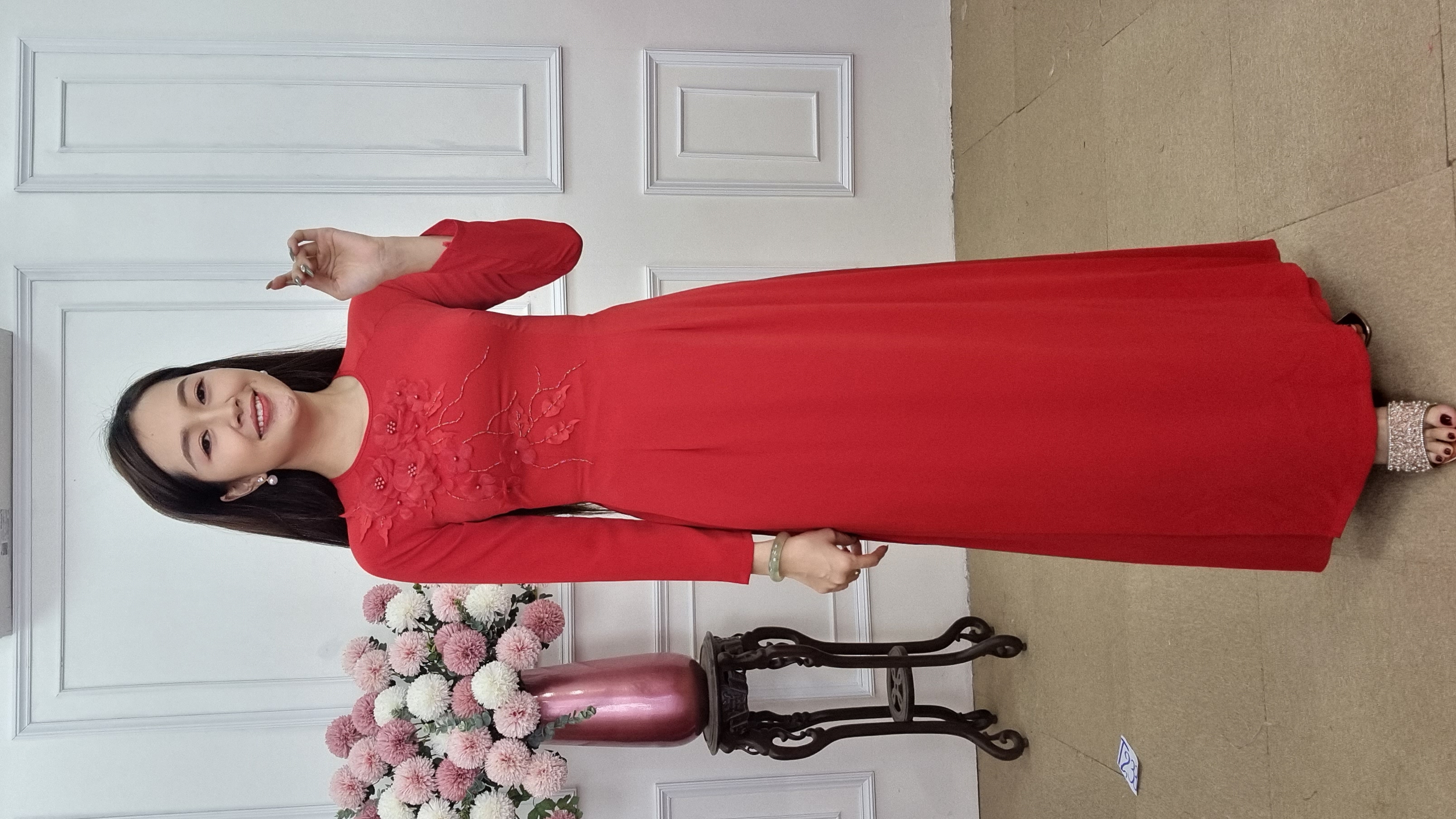 A2030 áo dài lụa mỹ đỏ khít dài đính kết hoa nổi_thumbnail_2