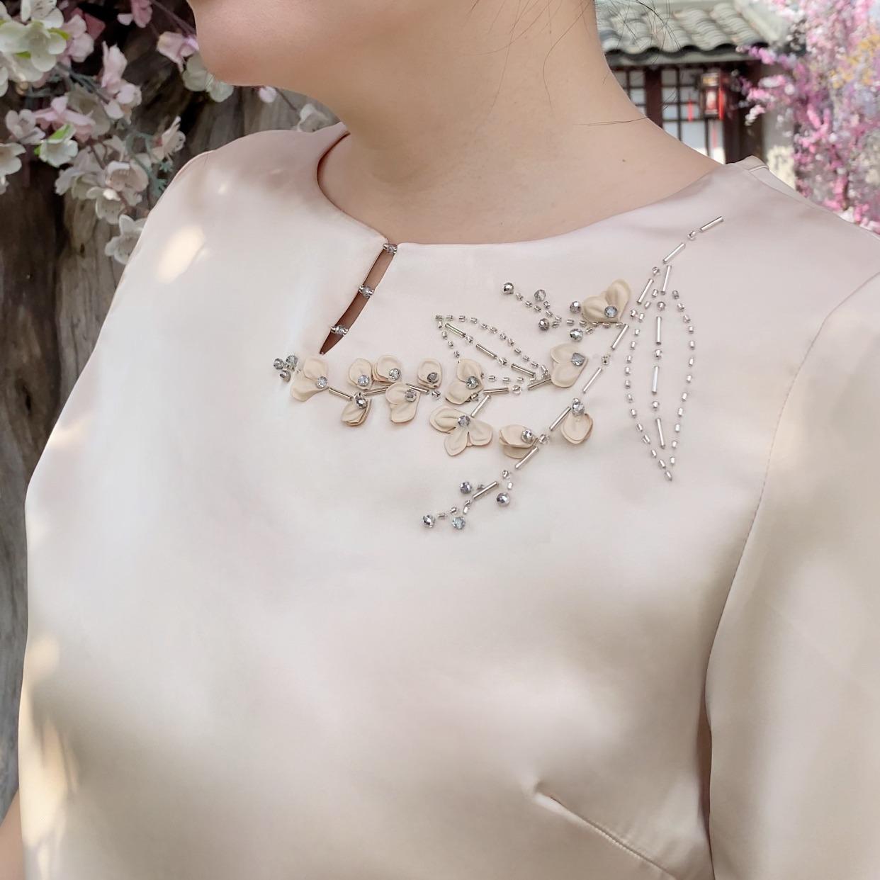 GUMOM - Áo Kiểu Trung Niên U50 U60 Cao Cấp Cổ Tròn Tay Lỡ Thêu Hoa Đính kết hoa và pha lê thủ công Sang Trọng Cho Nữ - Women Nhung Kem Xanh Nho Tua Rua Top Voi_thumbnail_7