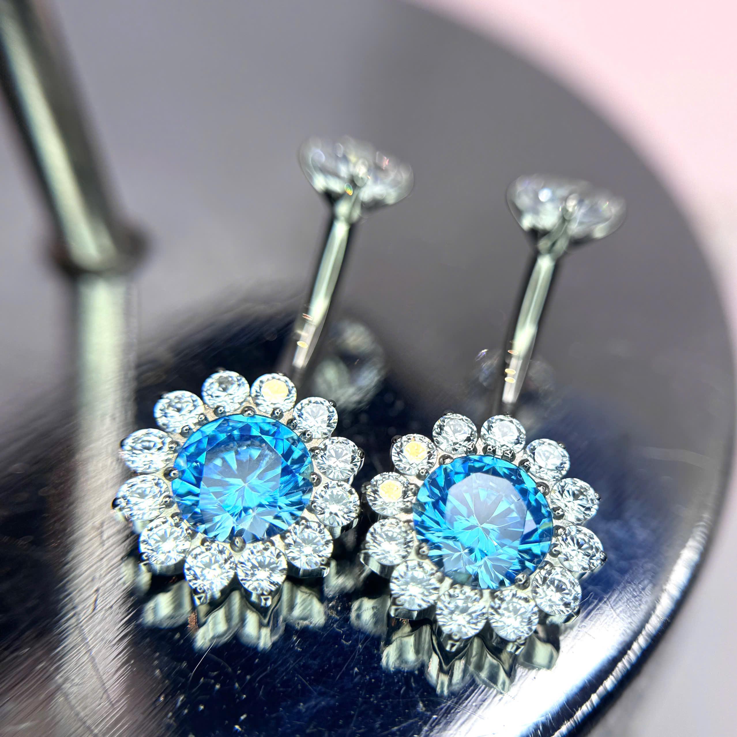 Rốn titan đá xanh viền kim cương