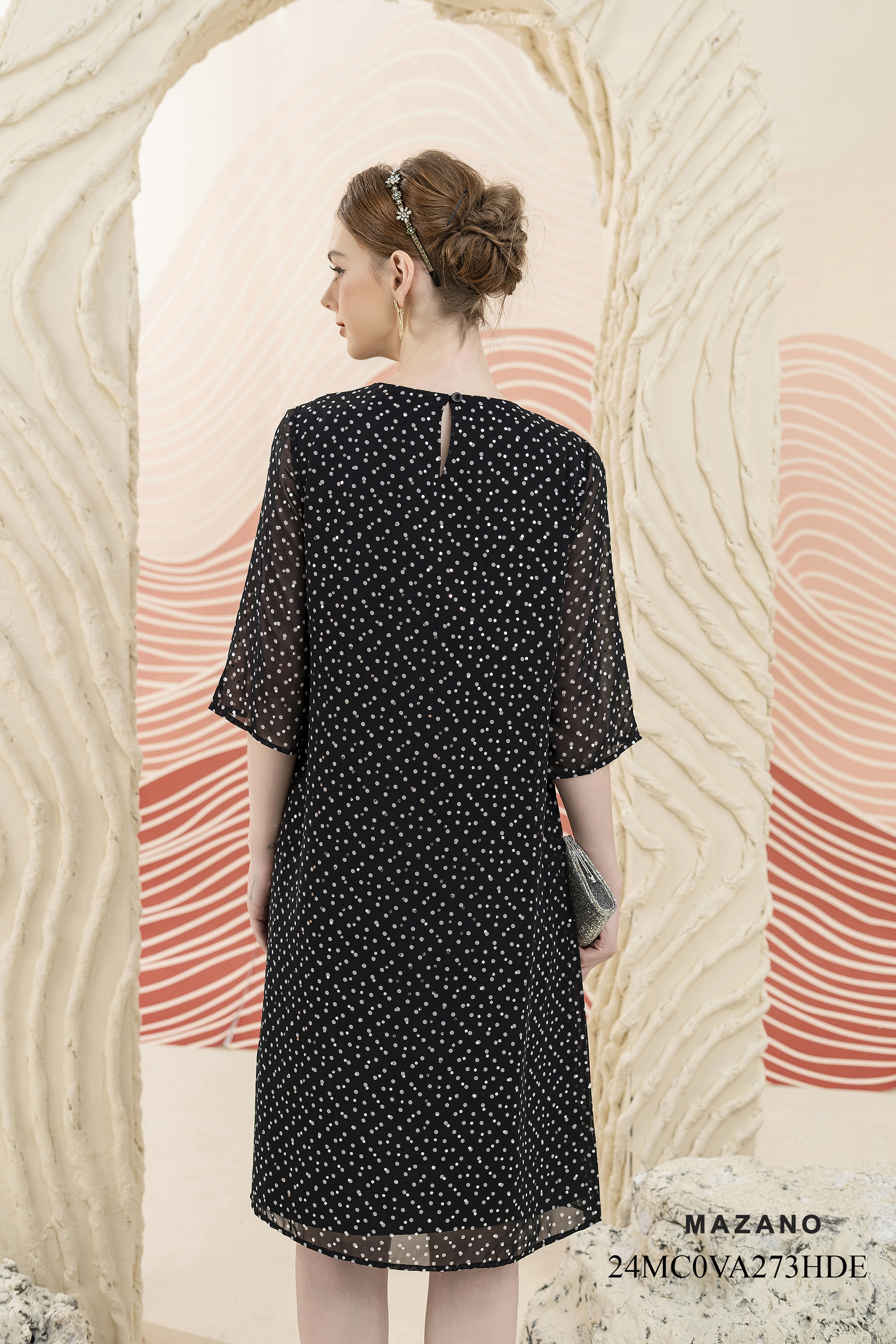 Váy Đầm Suông A Vải voan kim sa Hoạ tiết chấm bi Cổ tròn Tay lỡ Dài qua gối - Mẫu 24MC0VA273HDE