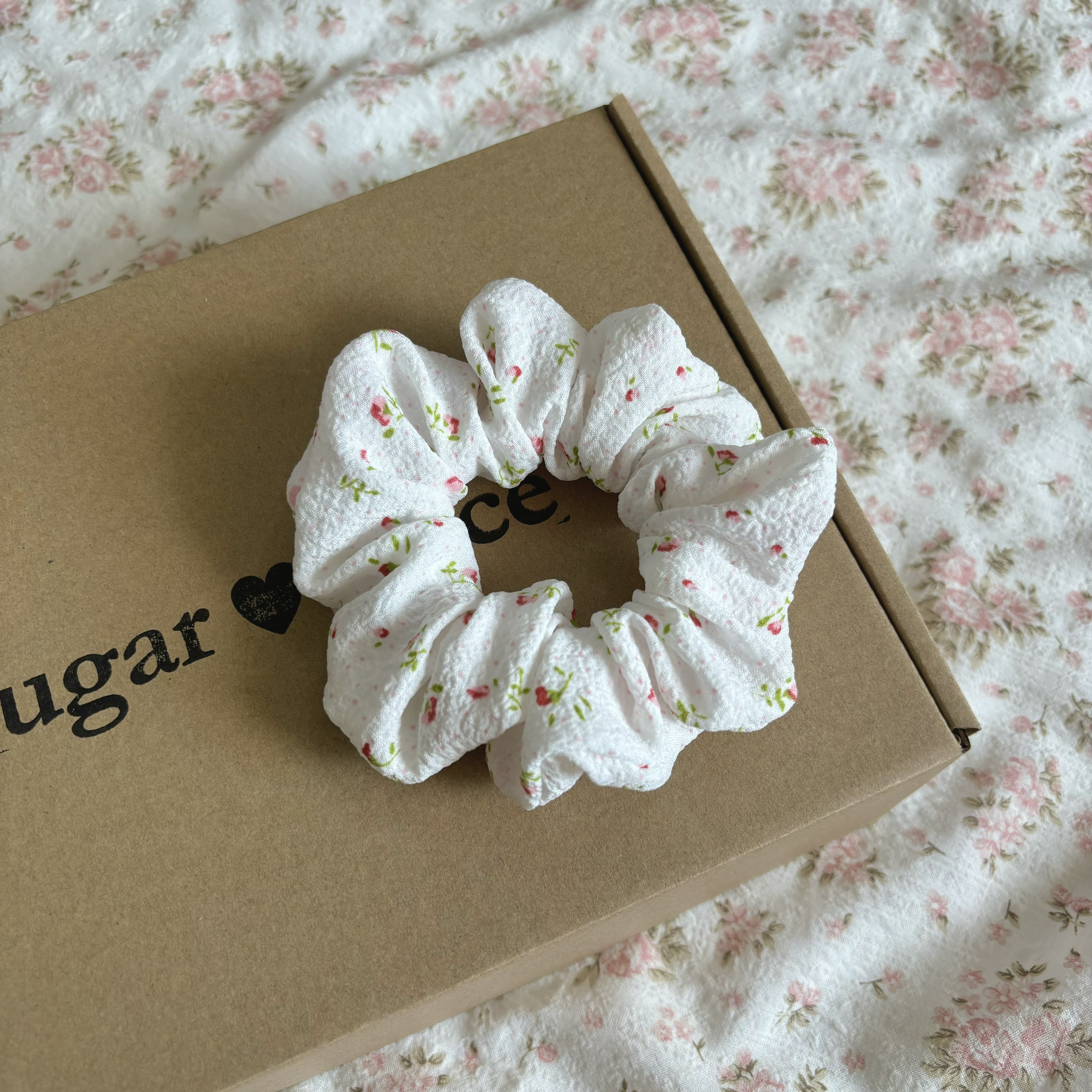 TINY FLOWERS SCRUNCHIE