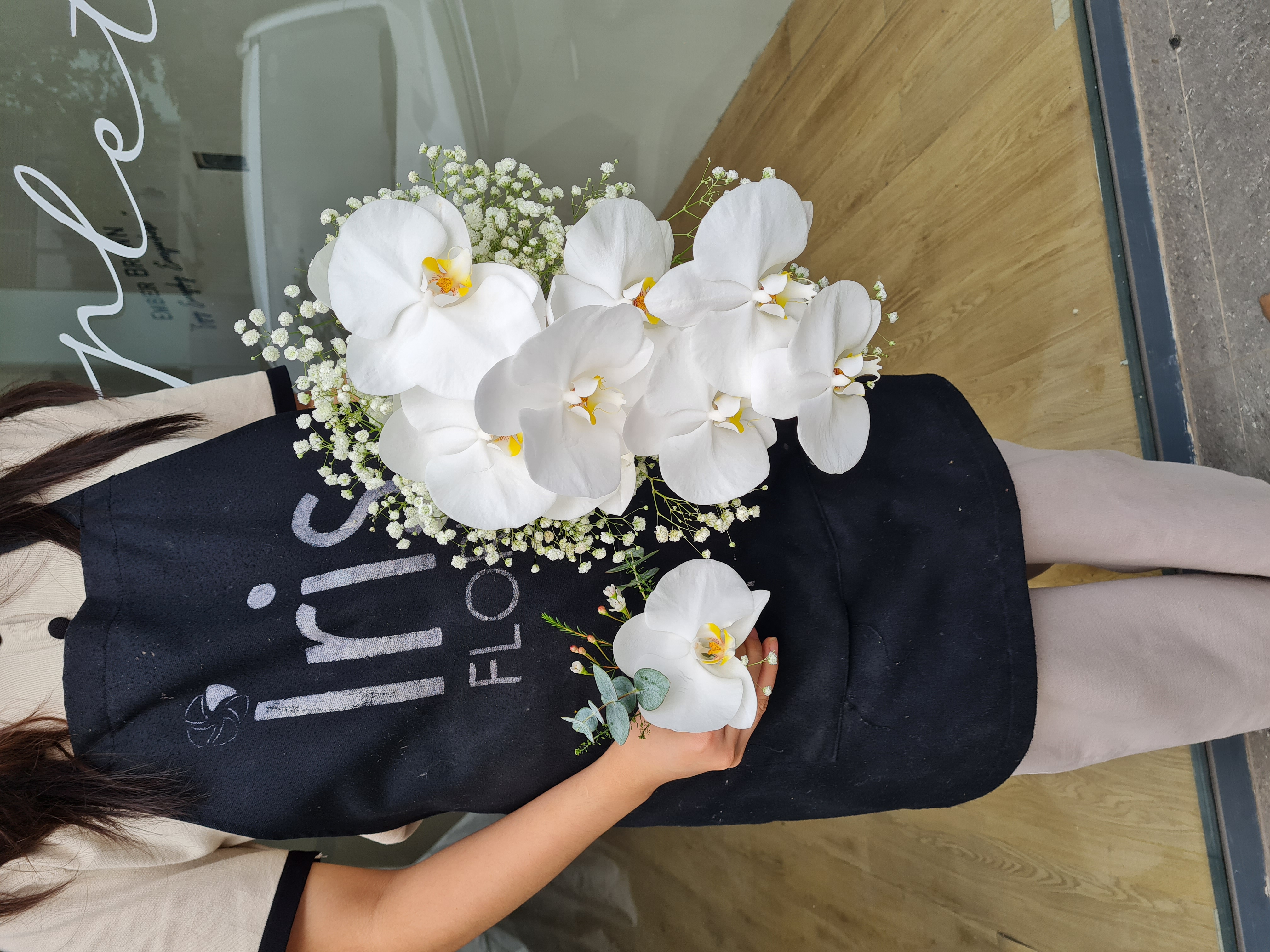 Bó hoa cưới Lan Hồ Điệp mix baby dáng thác đổ