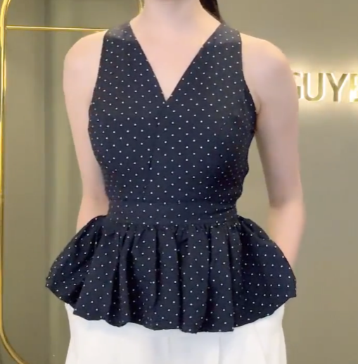 Áo Bí Chấm Bi Cổ V_thumbnail_4