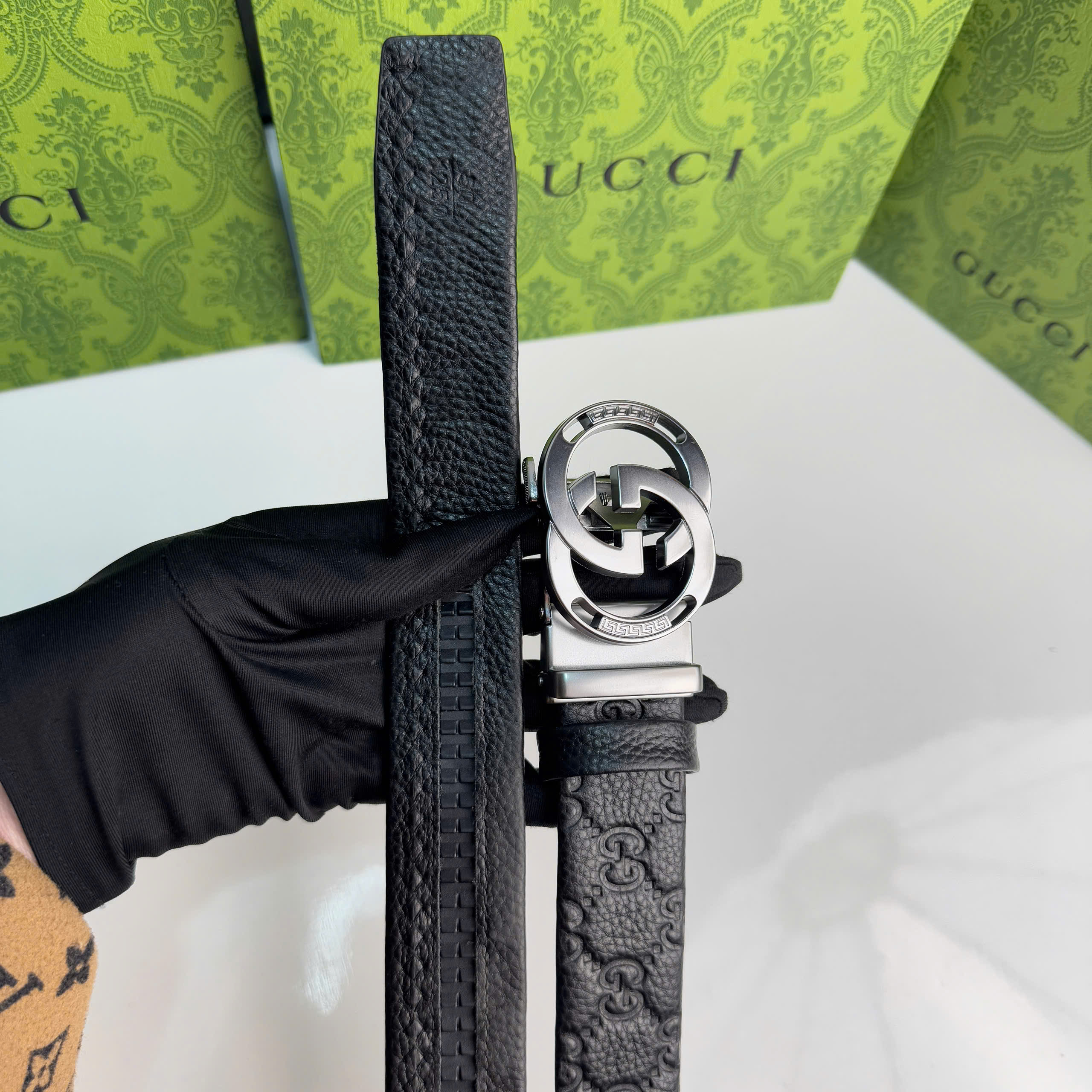 Thắt lưng Gucci GG Embossed Leather Belt with Enamel Buckle_thumbnail_4