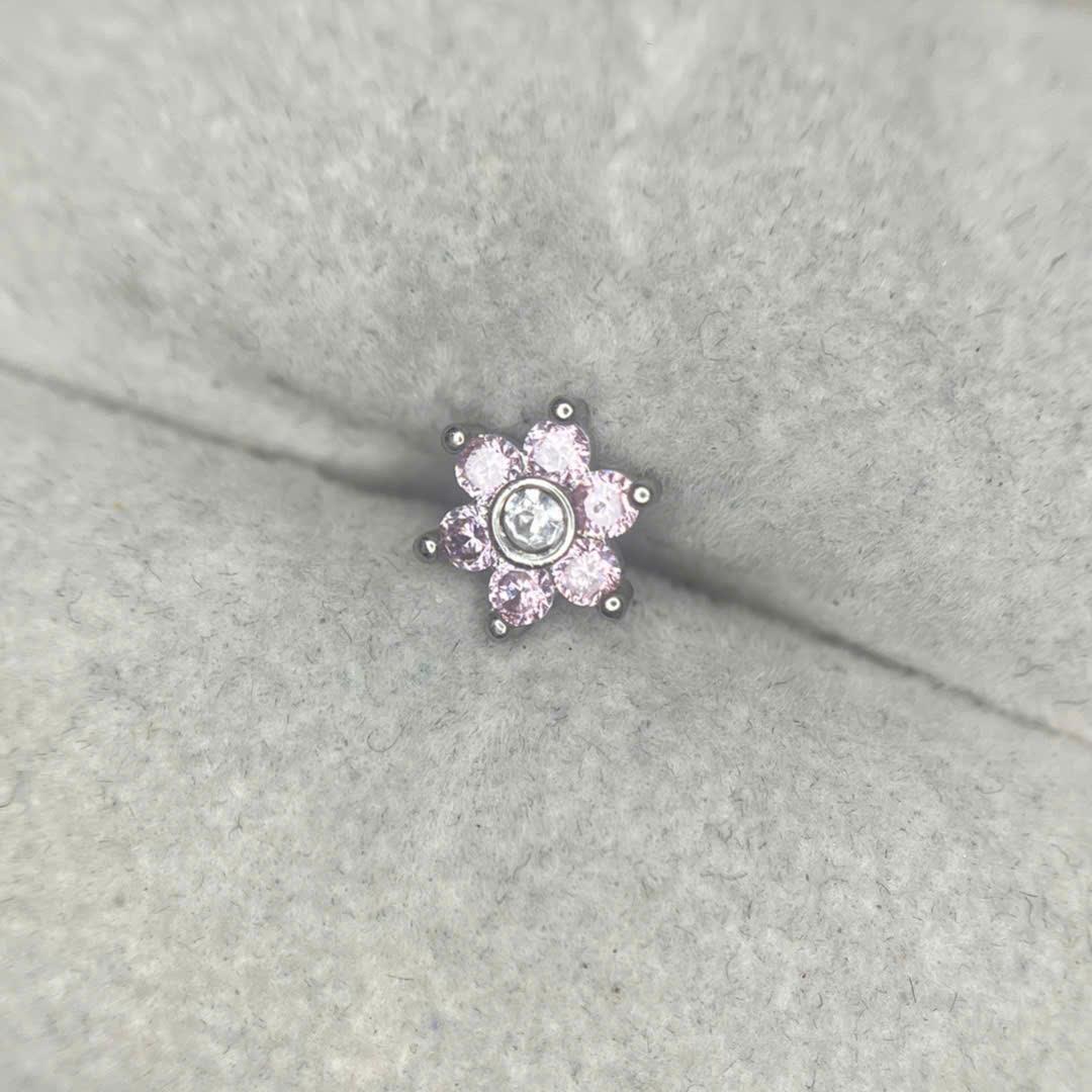 Charm cấy thép hình bông hoa.