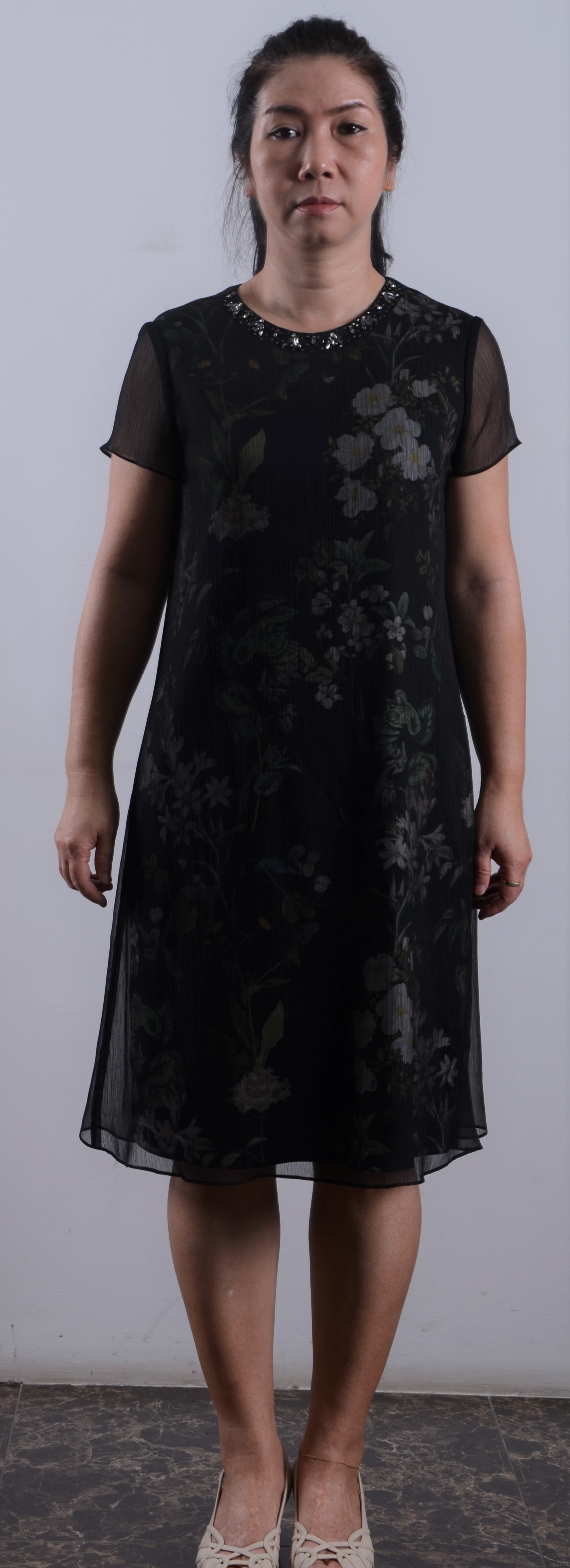 Đầm đen phủ họa tiết suông đính hạt