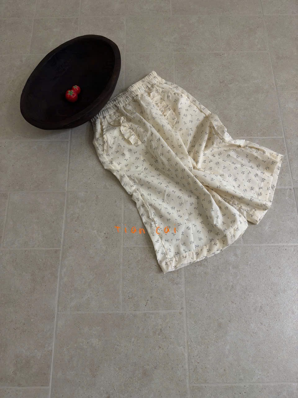 A57 - Quần ống rộng kem hoa nhí lưng thun phối bèo hãng Tian Cai (Sz90-130)