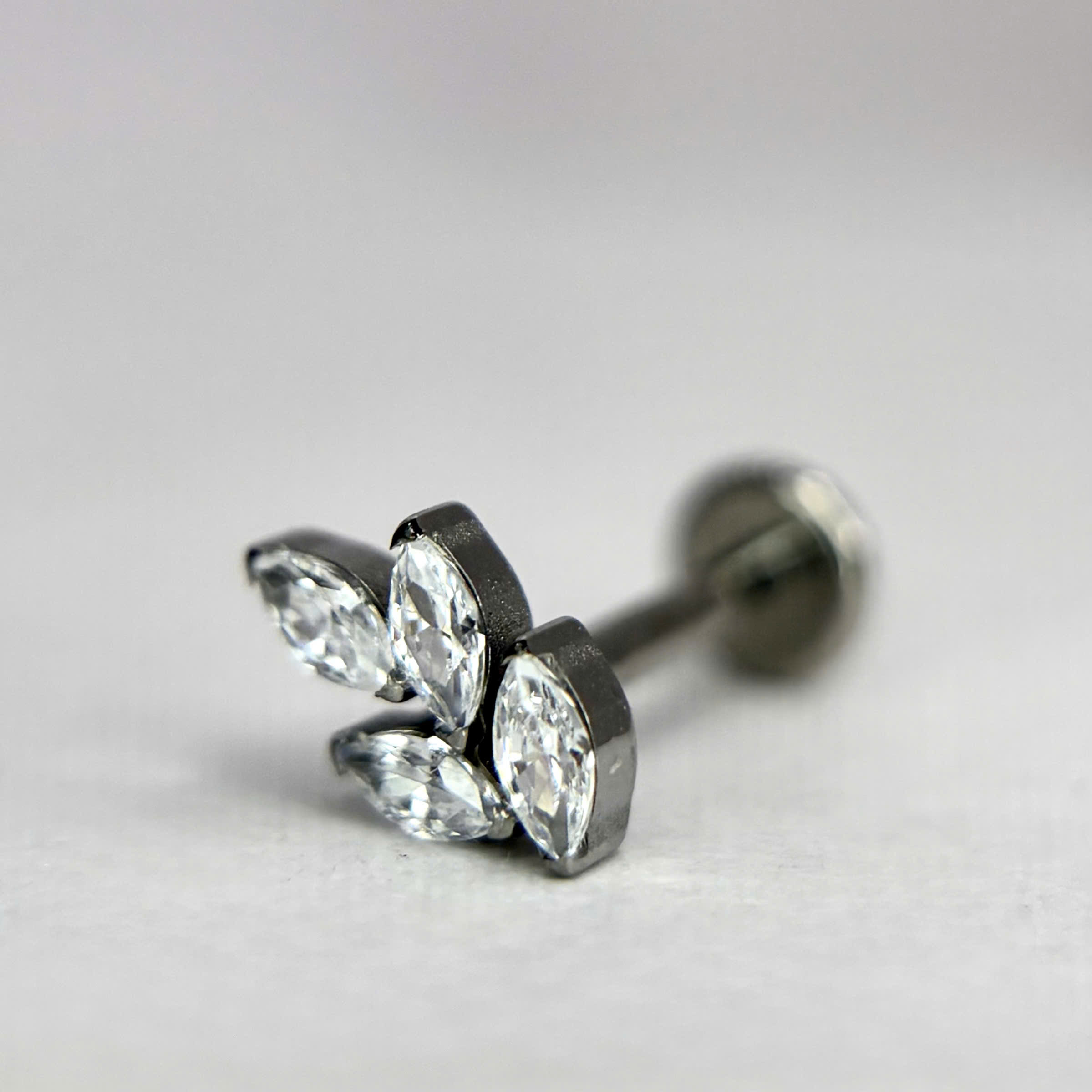 Khuyên kiểu titan 4 lá trắng