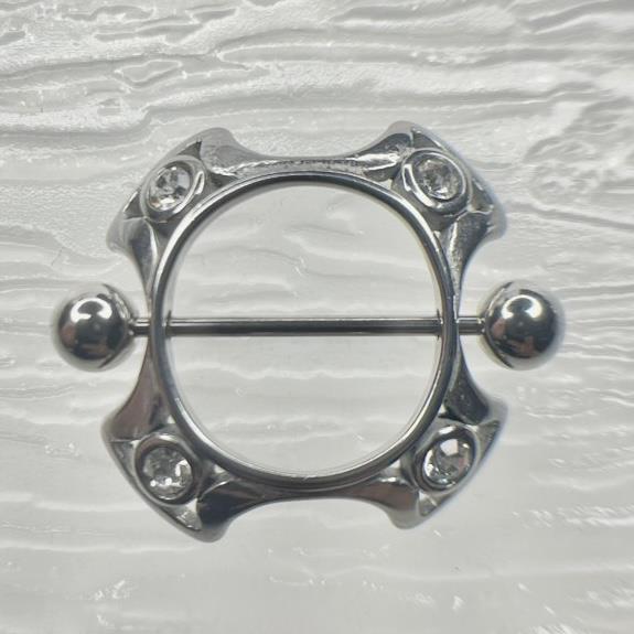 khuyên ti hình dạng chiếc khiên đính bốn kim cương trắng.