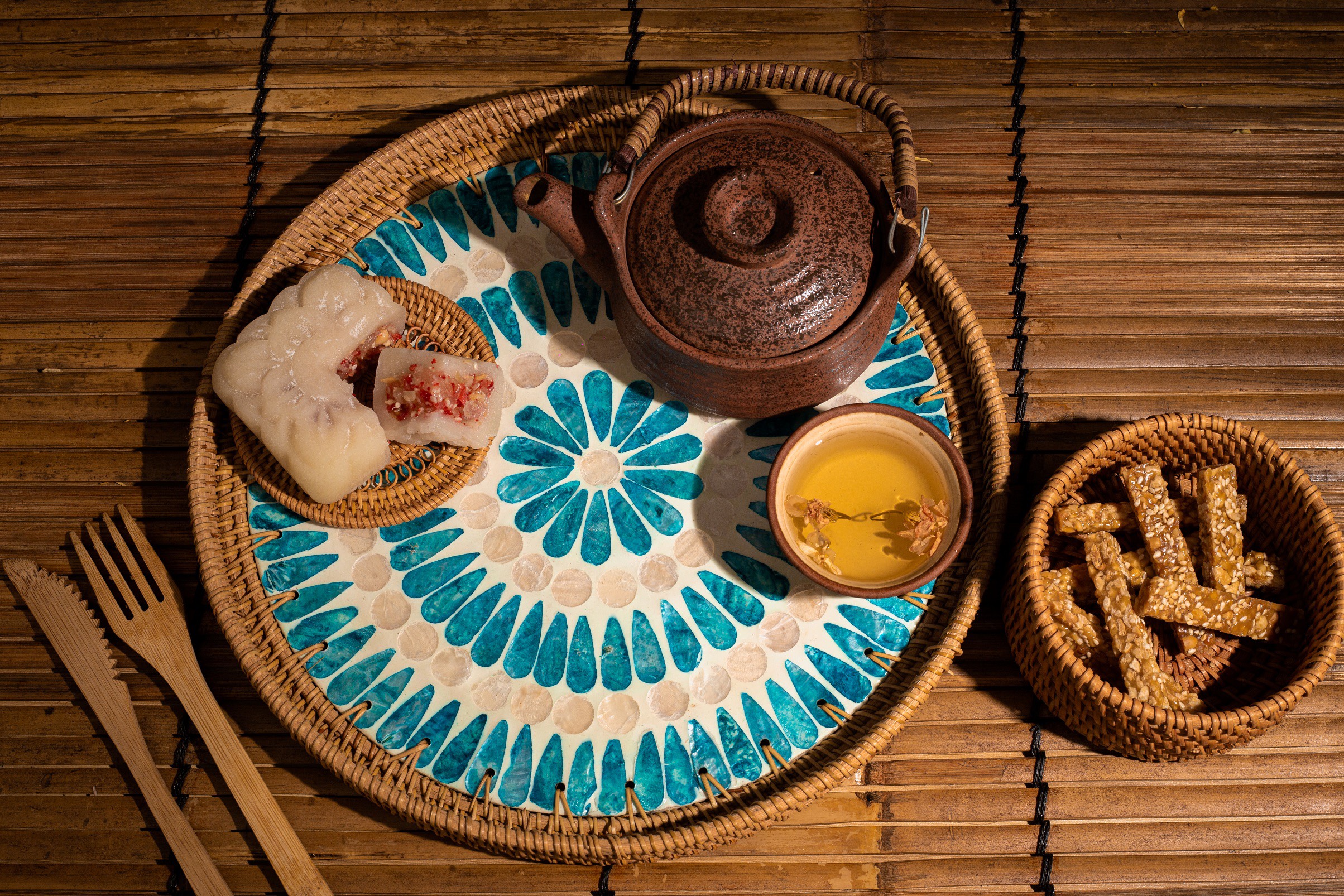 Mother Of Pearl Rattan Tray MD002