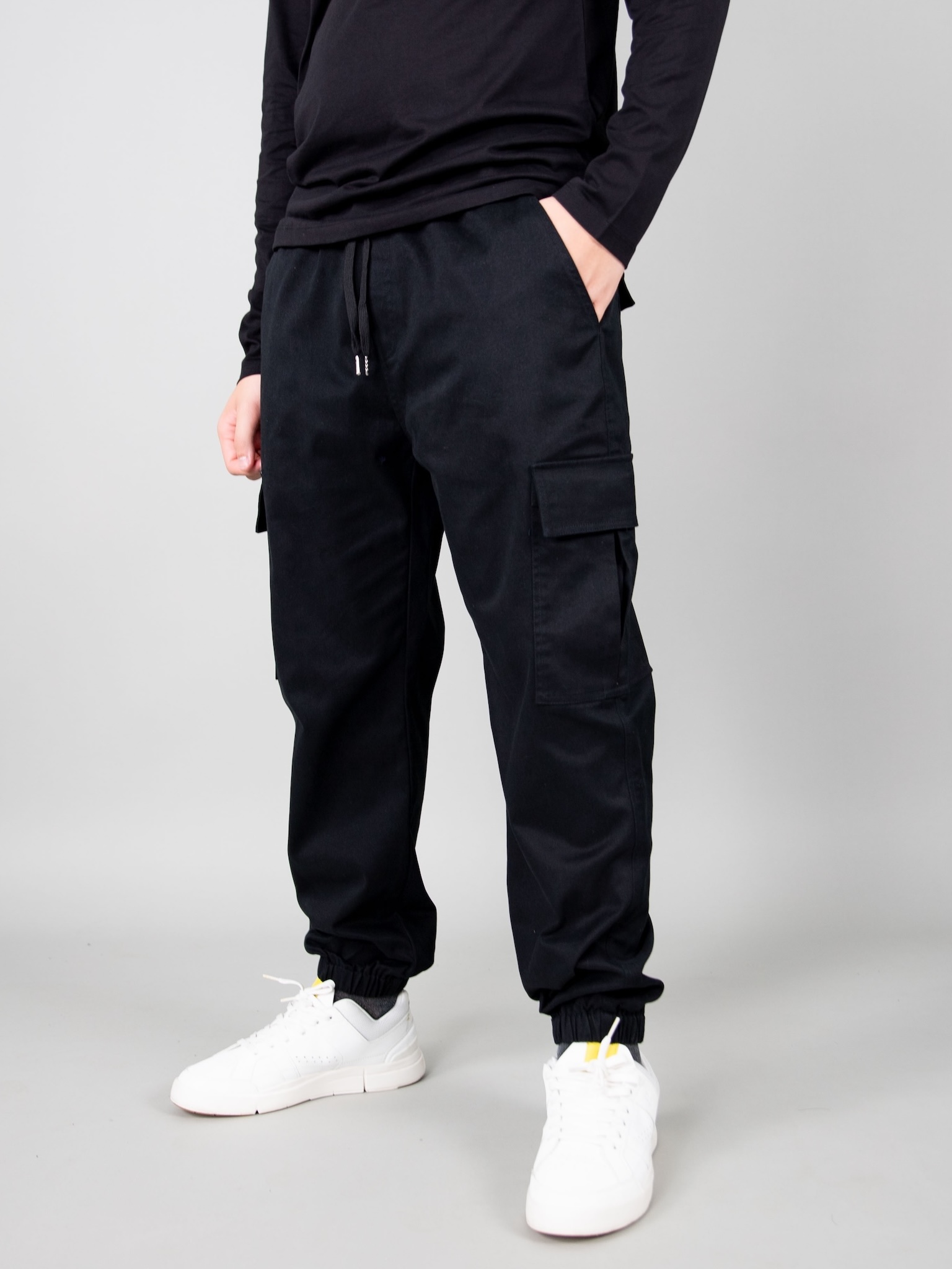 Quần kaki túi hộp màu đen cạp chun, bo gấu