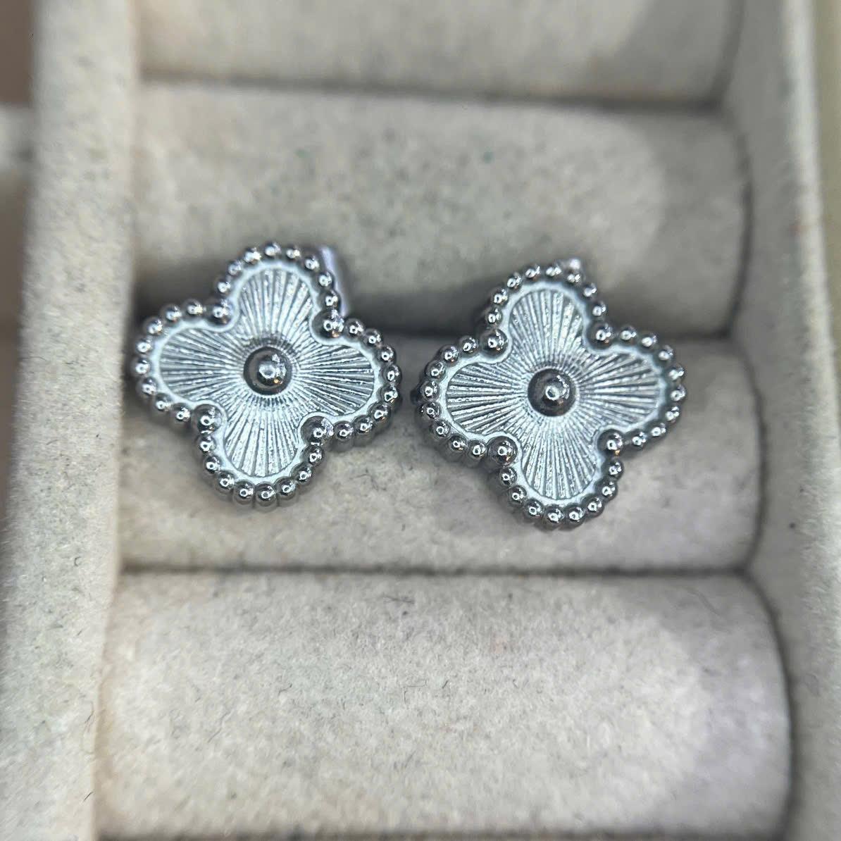 khuyên kiểu cặp cỏ bốn lá bạc viền bi bạc quanh titan.