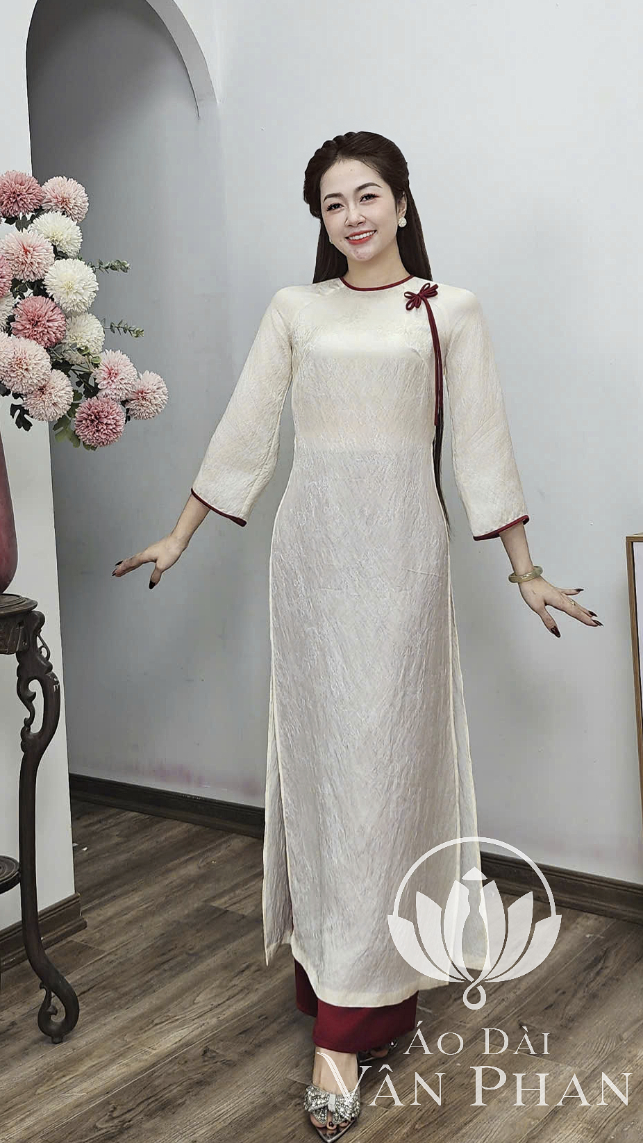 CT373 áo dài cách tân cổ khít tay loe tơ tằm trắng viền đỏ_thumbnail_2